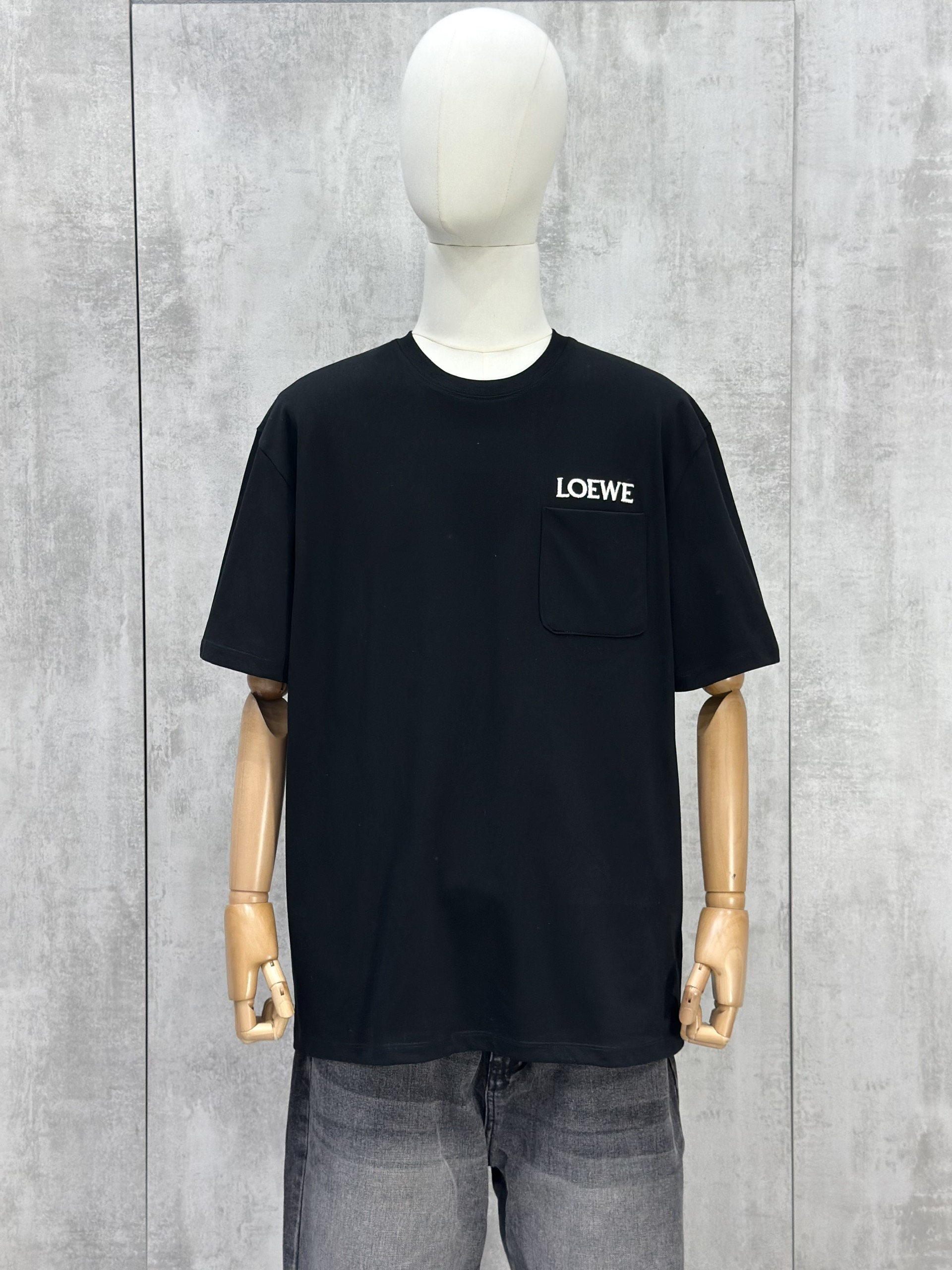 Áo phông T shirt Loewe Đen túi ngực logo thêu chỉ Trắng Like Auth S-L VTN