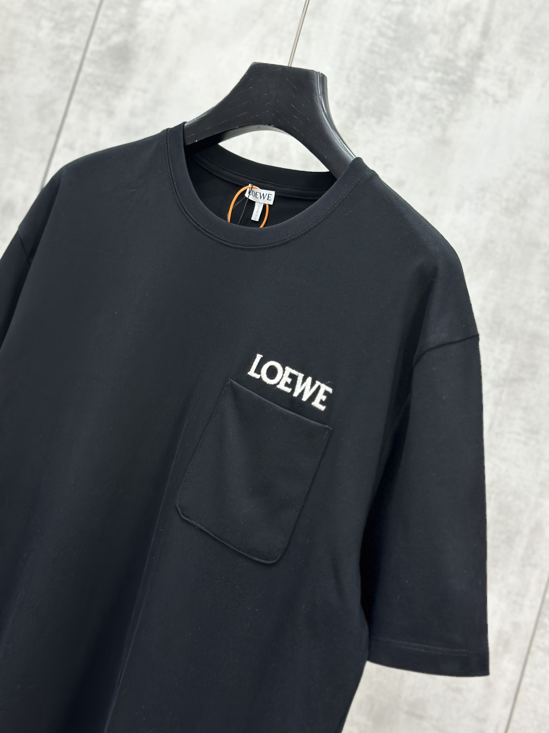 Áo phông T shirt Loewe Đen túi ngực logo thêu chỉ Trắng Like Auth S-L VTN