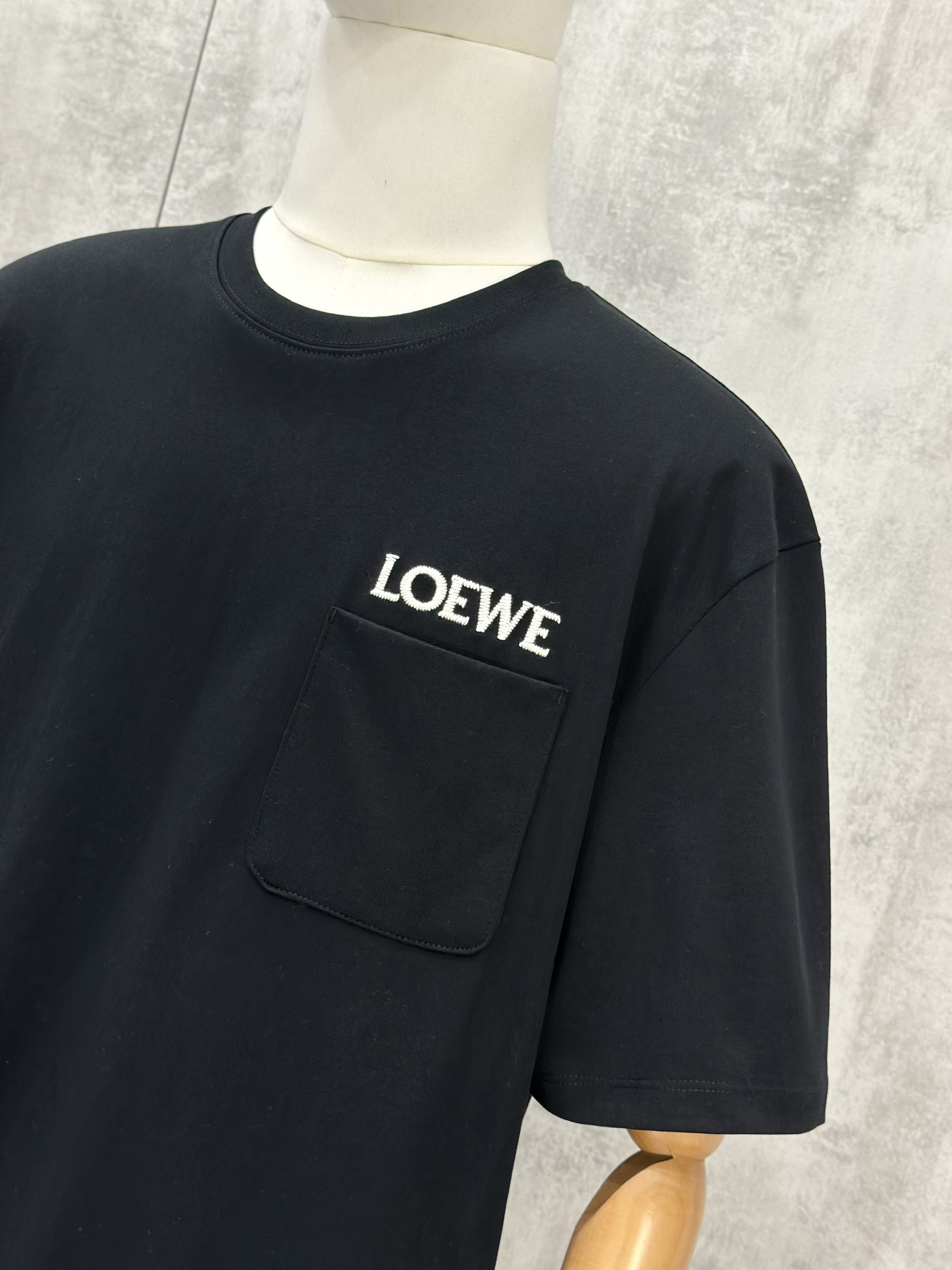 Áo phông T shirt Loewe Đen túi ngực logo thêu chỉ Trắng Like Auth S-L VTN