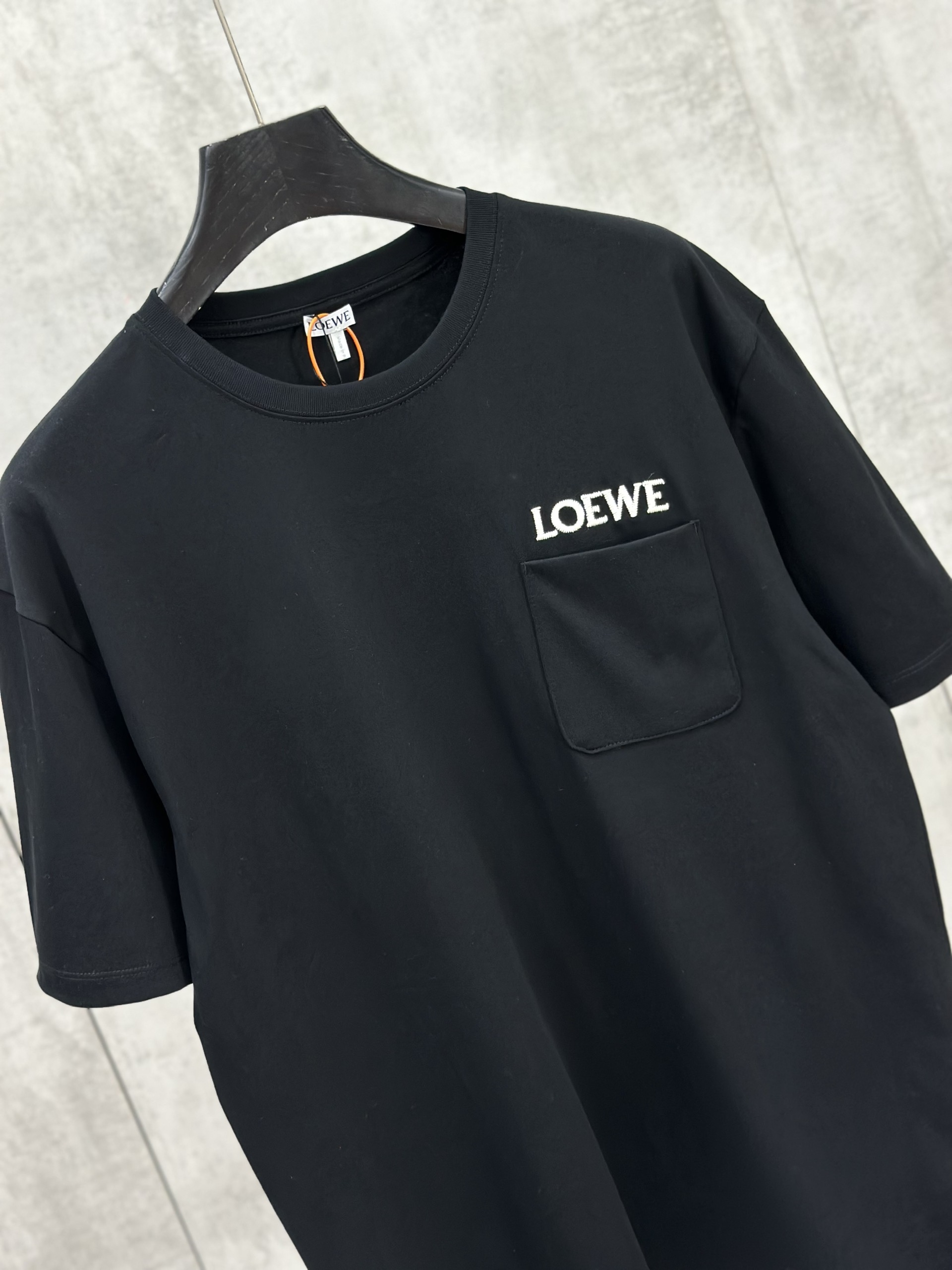 Áo phông T shirt Loewe Đen túi ngực logo thêu chỉ Trắng Like Auth S-L VTN