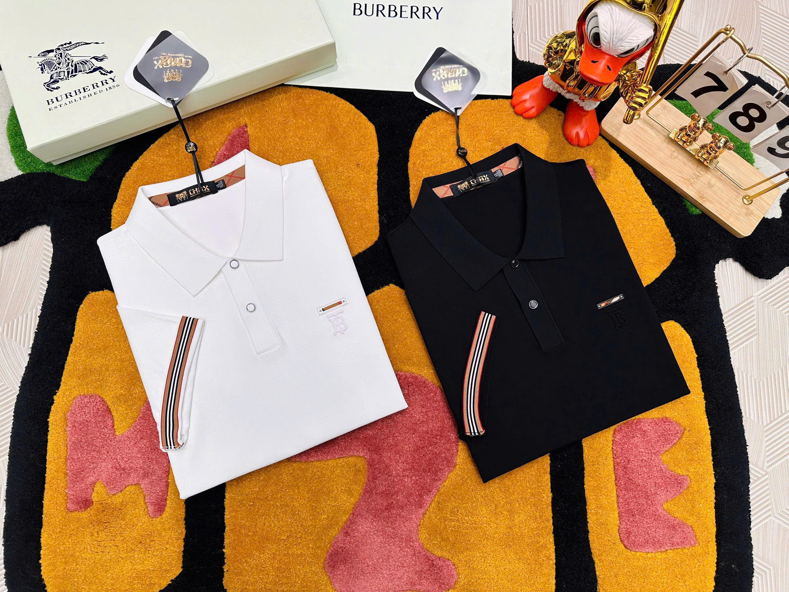 Áo polo Burberry BBR check kẻ sọc tay cổ logo thêu TB tag ngực Like Auth 48-52 MK\trắng