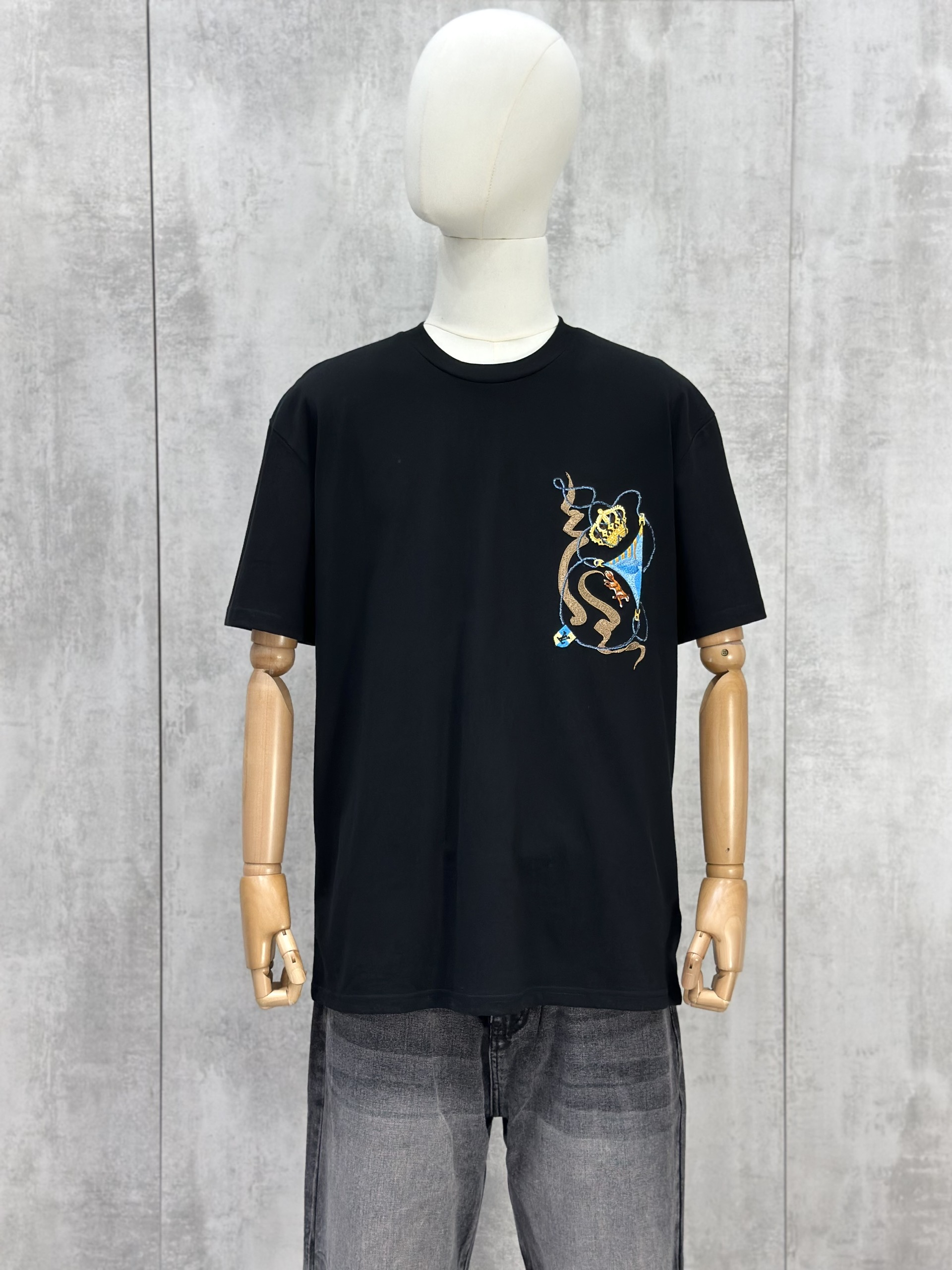 Áo phông T shirt Louis Vuittion LV Đen logo thêu vương miện ngực Like Auth S-M VTN