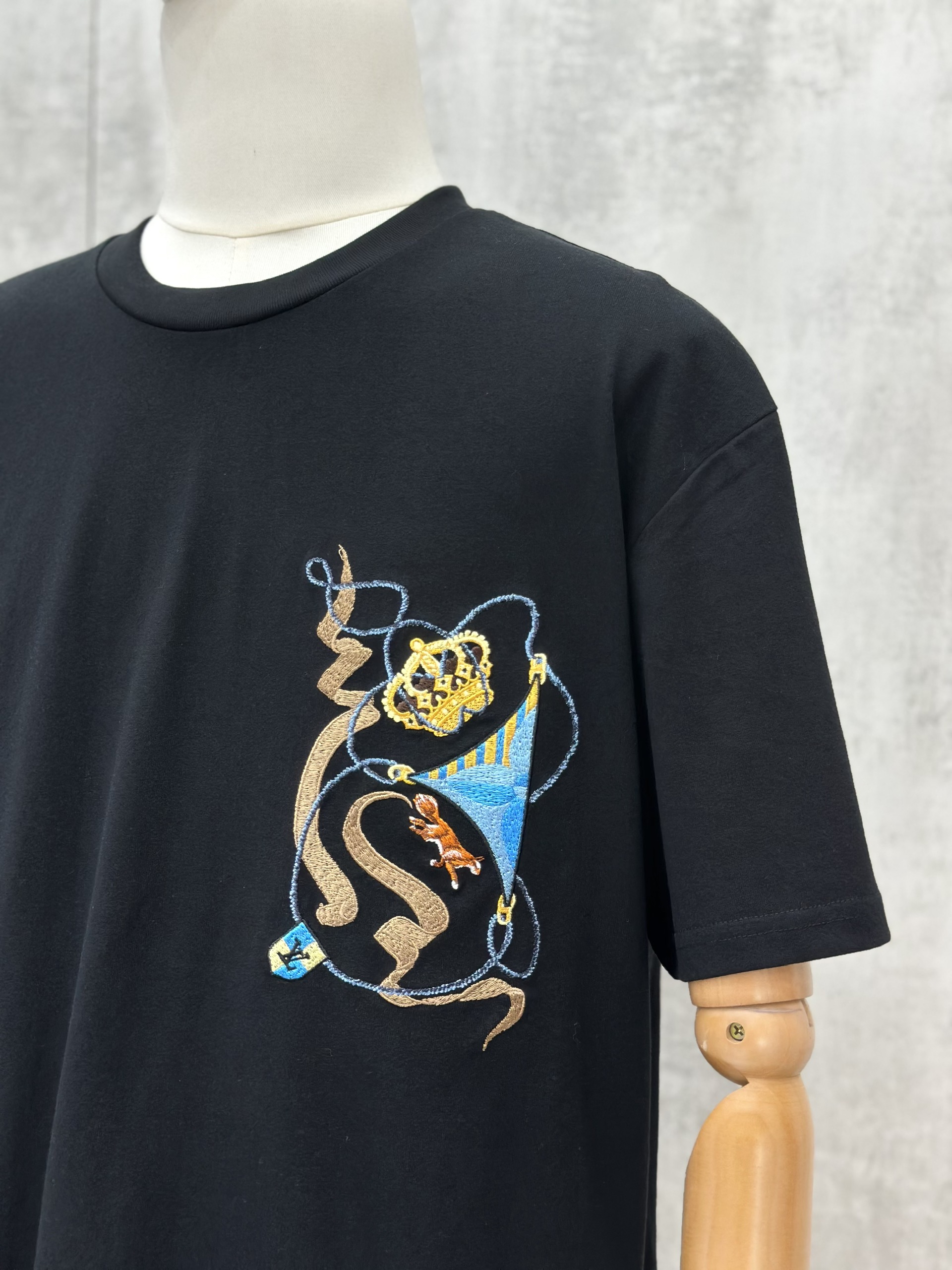 Áo phông T shirt Louis Vuittion LV Đen logo thêu vương miện ngực Like Auth S-M VTN