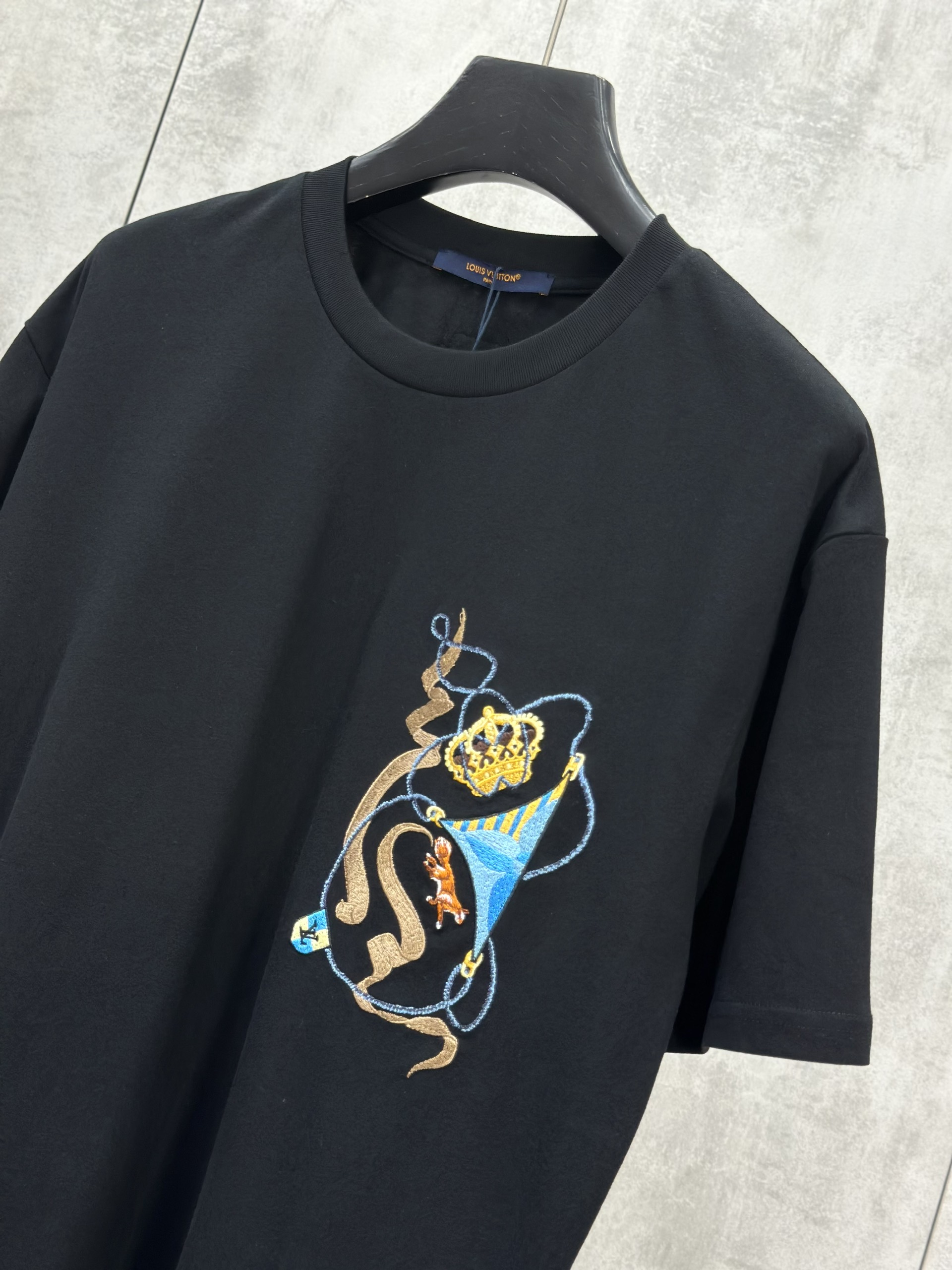 Áo phông T shirt Louis Vuittion LV Đen logo thêu vương miện ngực Like Auth S-M VTN