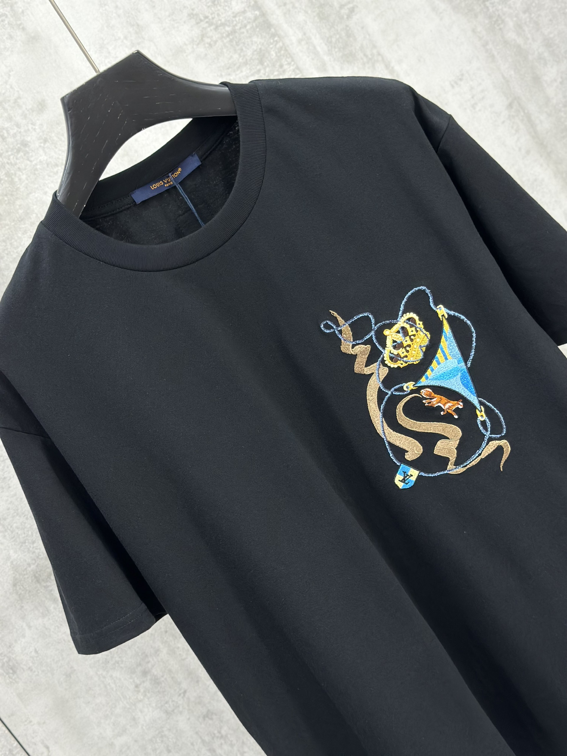 Áo phông T shirt Louis Vuittion LV Đen logo thêu vương miện ngực Like Auth S-M VTN