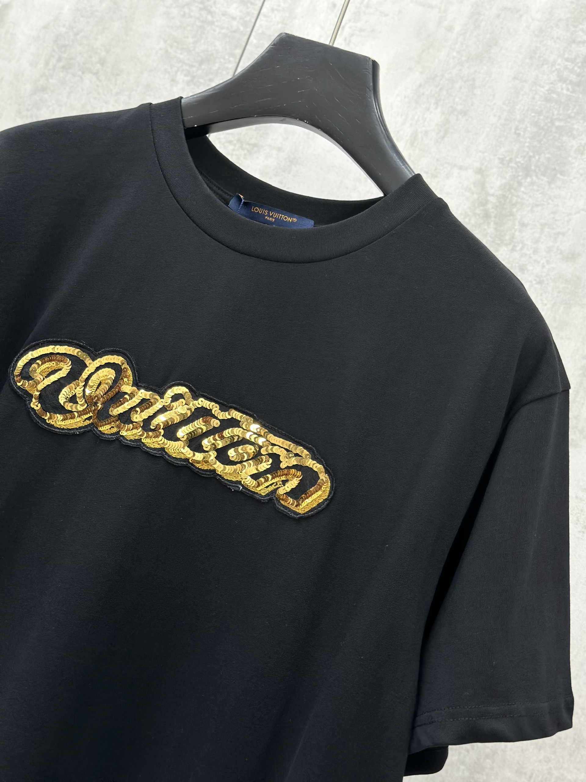 Áo phông T shirt Louis Vuittion LV Đen logo wash chữ Vàng ngực Like Auth S-L VTN