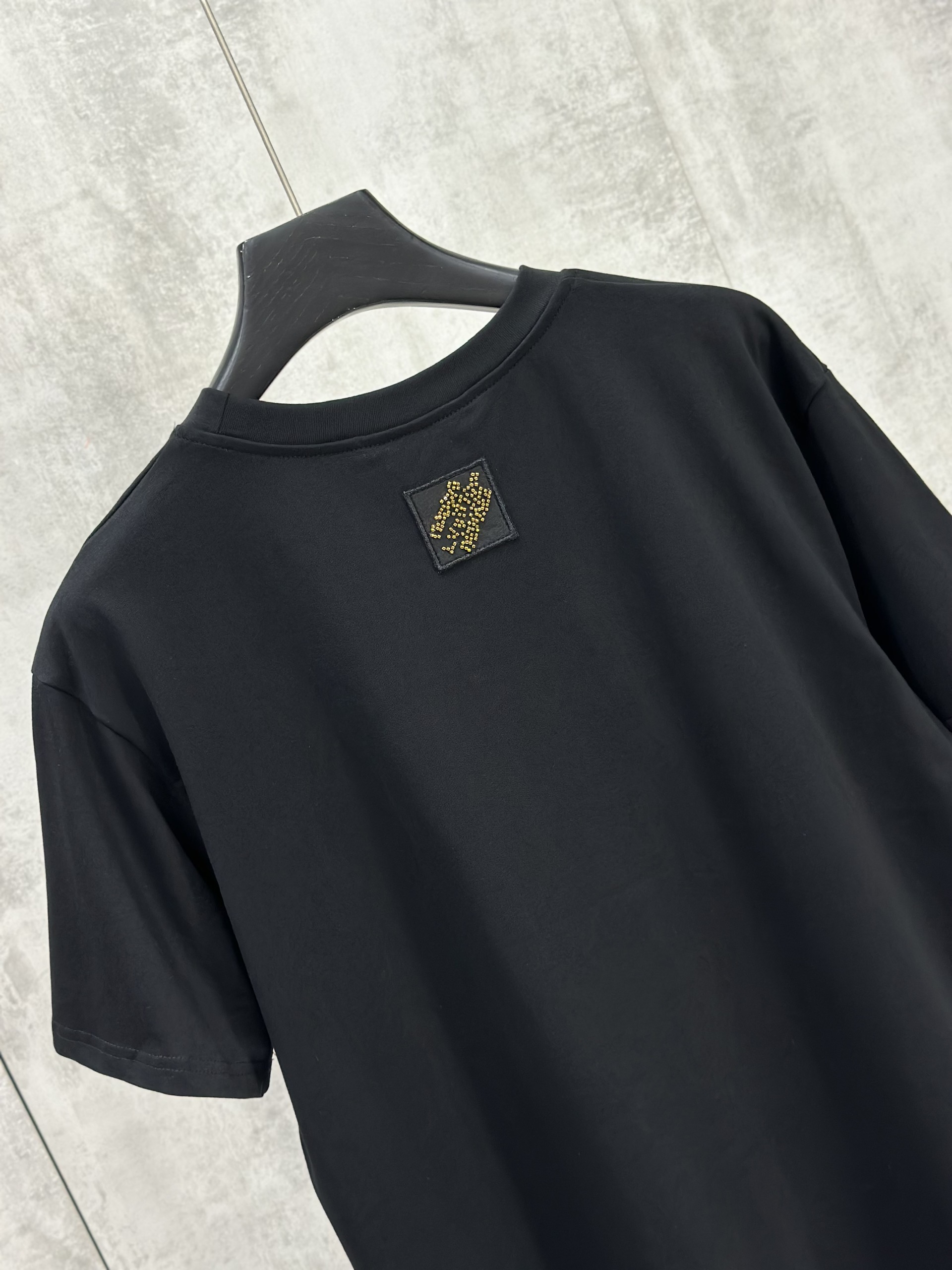 Áo phông T shirt Louis Vuittion LV Đen logo wash chữ Vàng ngực Like Auth S-L VTN