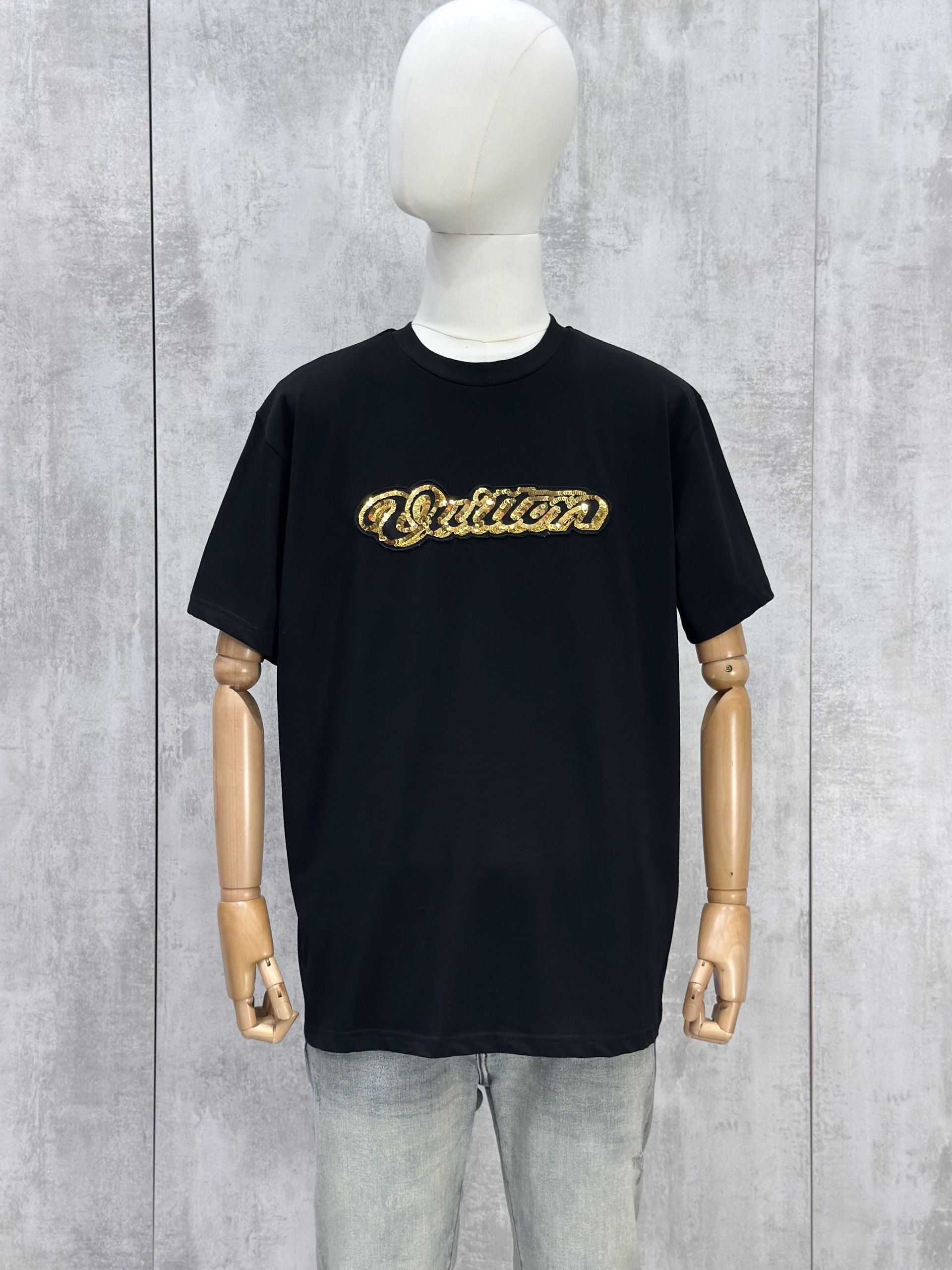 Áo phông T shirt Louis Vuittion LV Đen logo wash chữ Vàng ngực Like Auth S-L VTN
