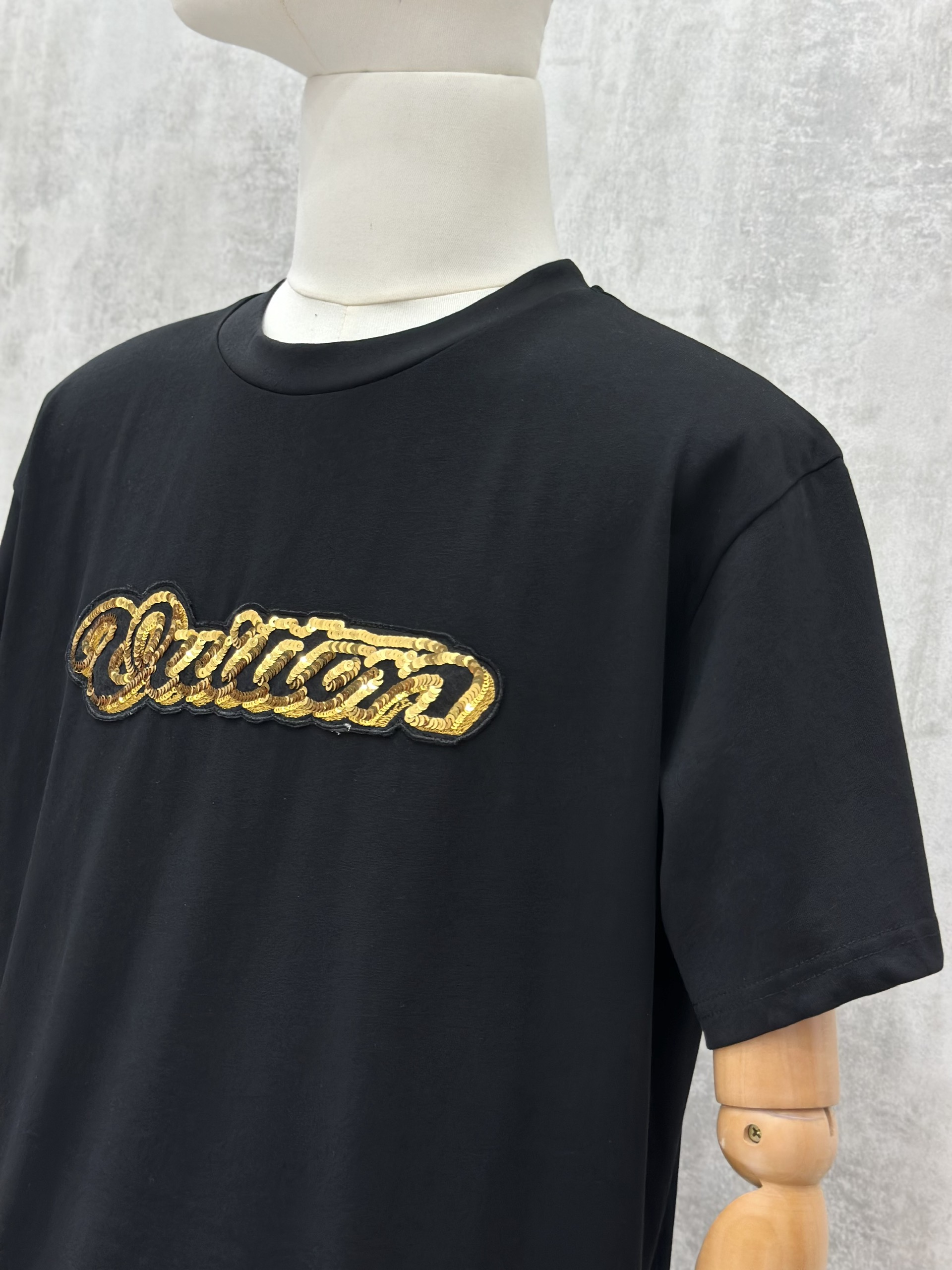 Áo phông T shirt Louis Vuittion LV Đen logo wash chữ Vàng ngực Like Auth S-L VTN