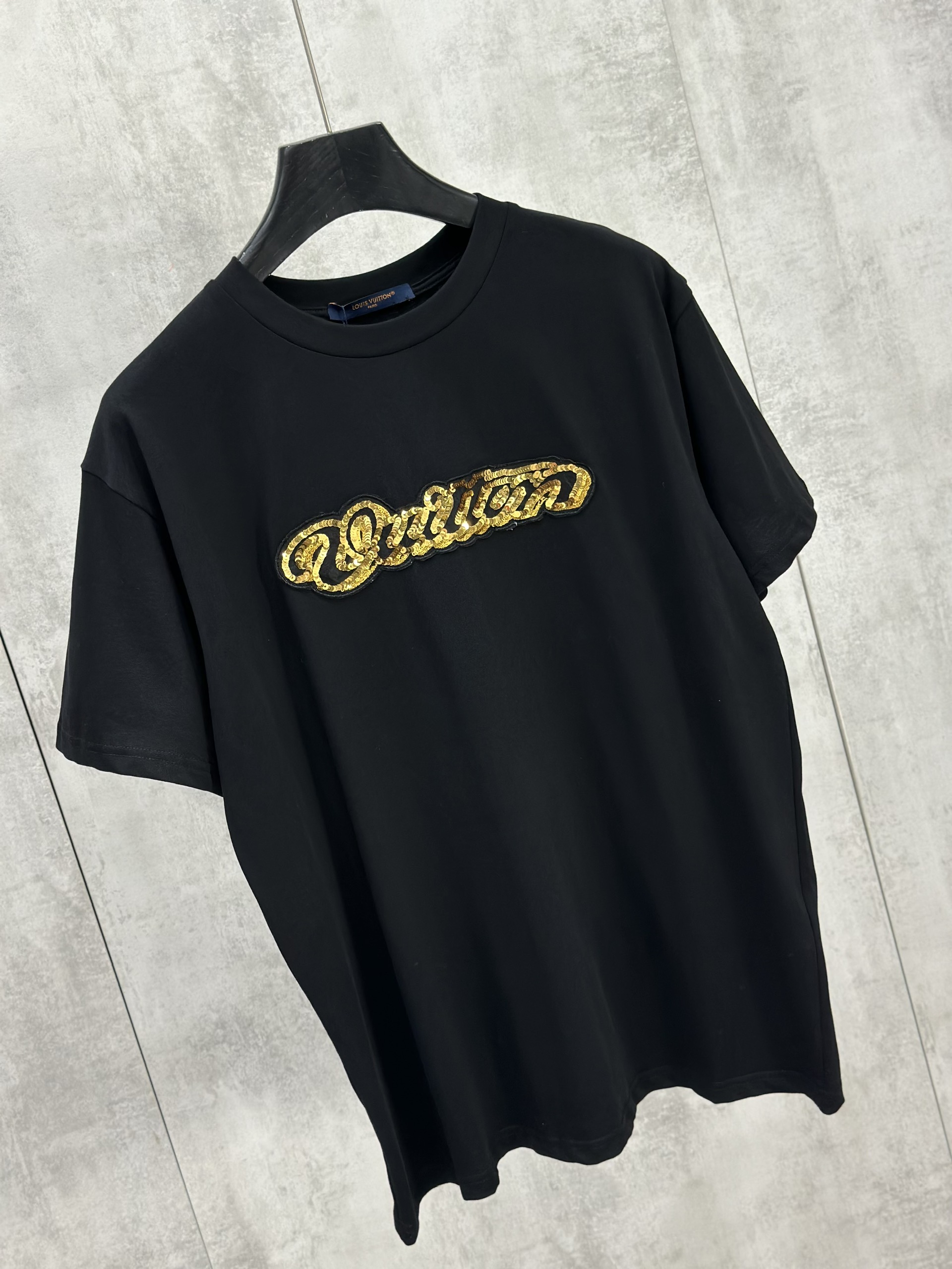 Áo phông T shirt Louis Vuittion LV Đen logo wash chữ Vàng ngực Like Auth S-L VTN