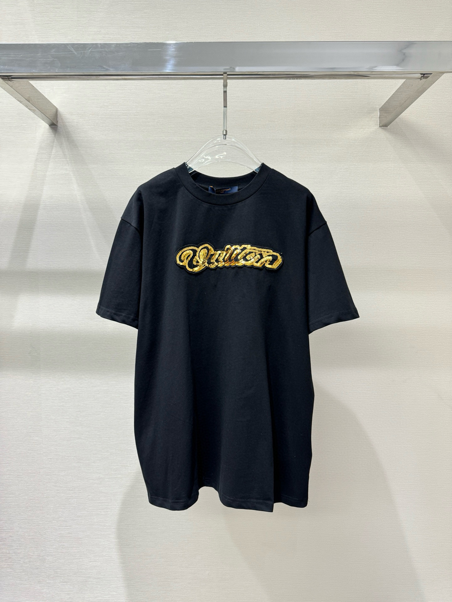 Áo phông T shirt Louis Vuittion LV Đen logo wash chữ Vàng ngực Like Auth S-L VTN