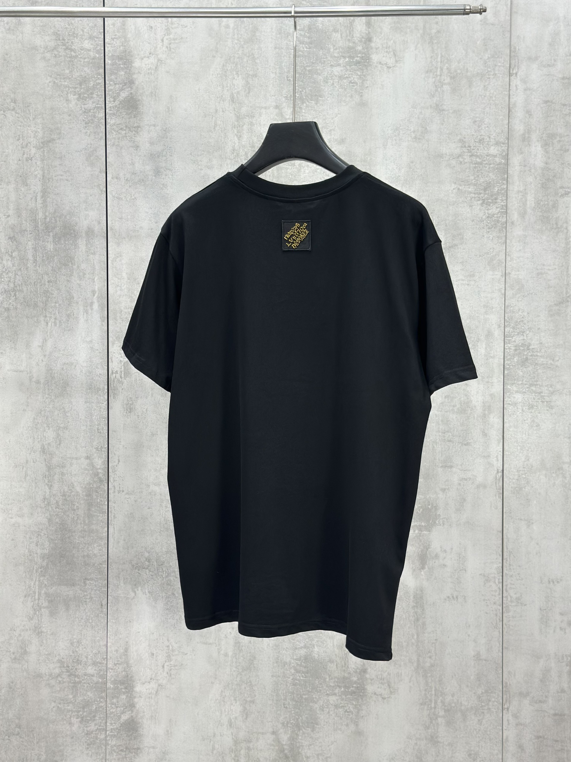 Áo phông T shirt Louis Vuittion LV Đen logo wash chữ Vàng ngực Like Auth S-L VTN