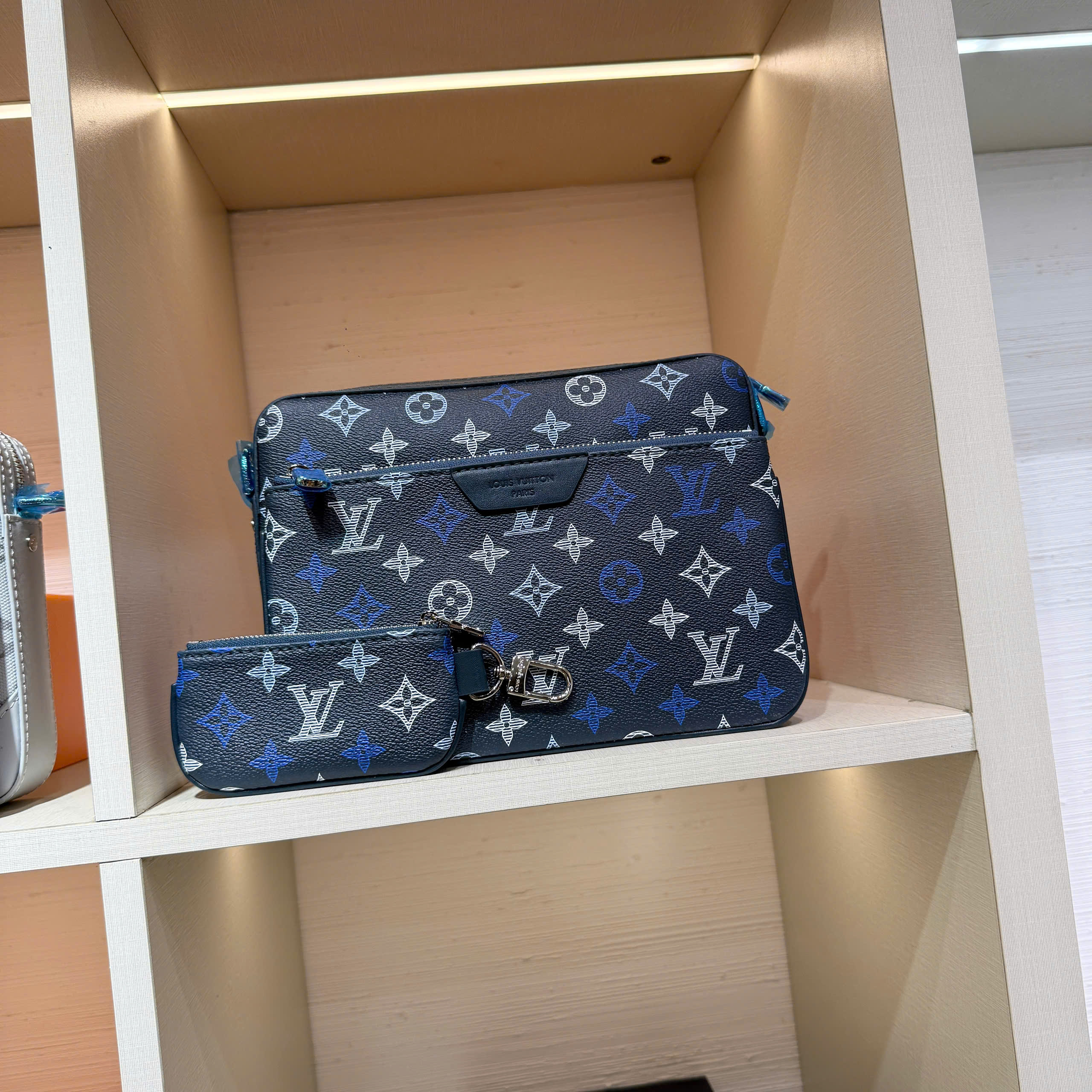 Túi đeo chéo Louis Vuitton LV Trio Messenger monogram Bag Like Auth 25x19x7 VTN