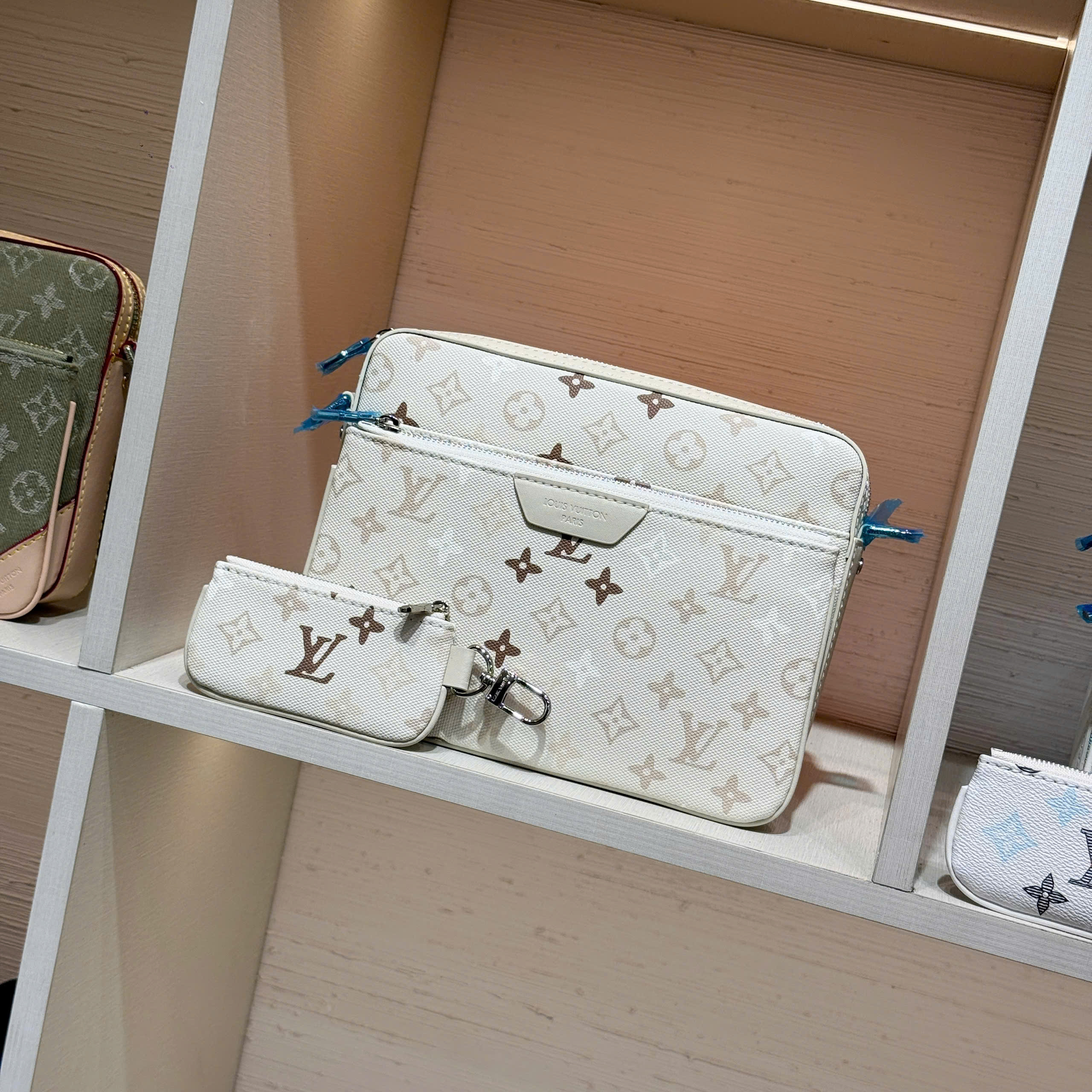Túi đeo chéo Louis Vuitton LV Trio Messenger monogram Bag Like Auth 25x19x7 VTN