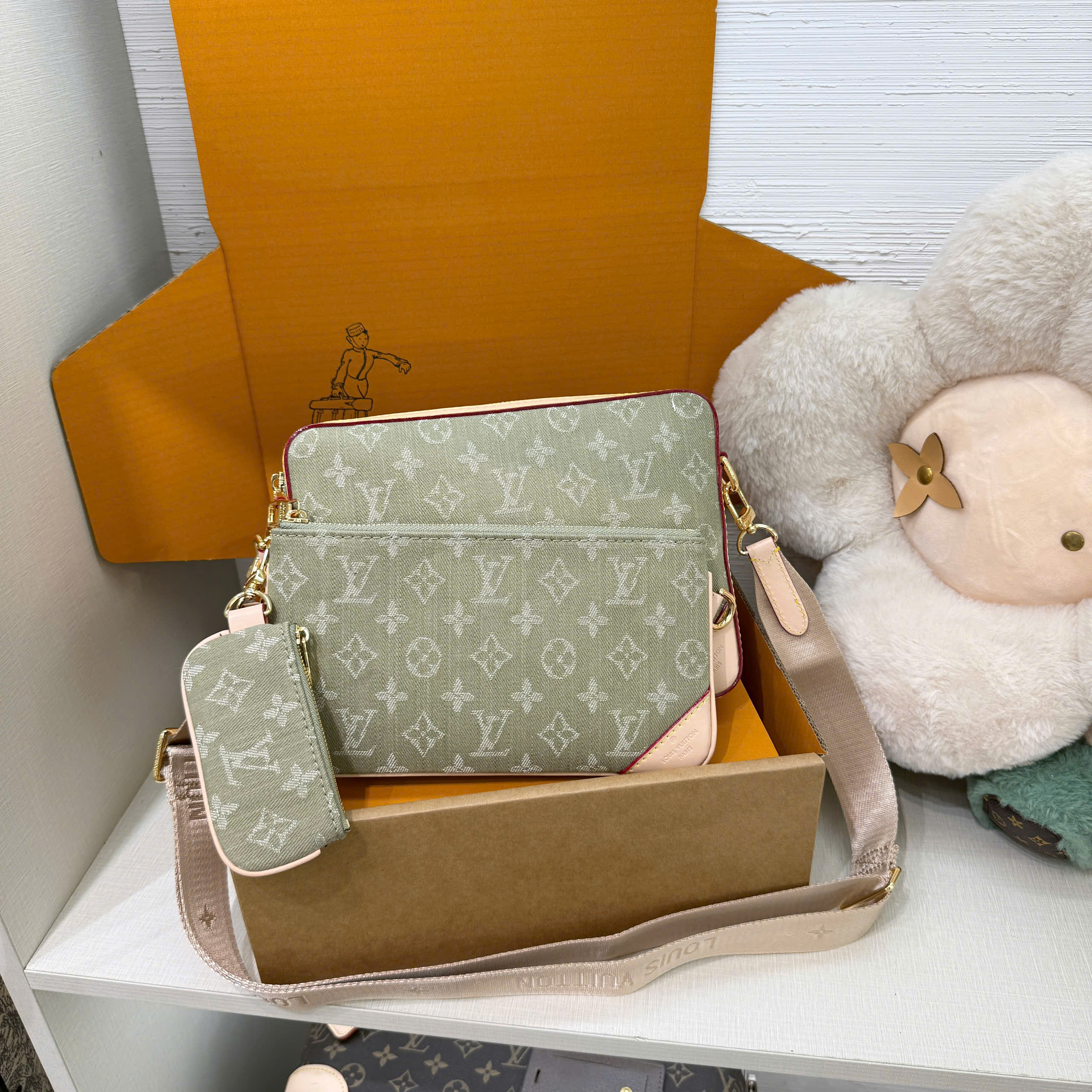 Túi đeo chéo Louis Vuitton LV Trio Messenger monogram Bag Like Auth 25x19x7 VTN