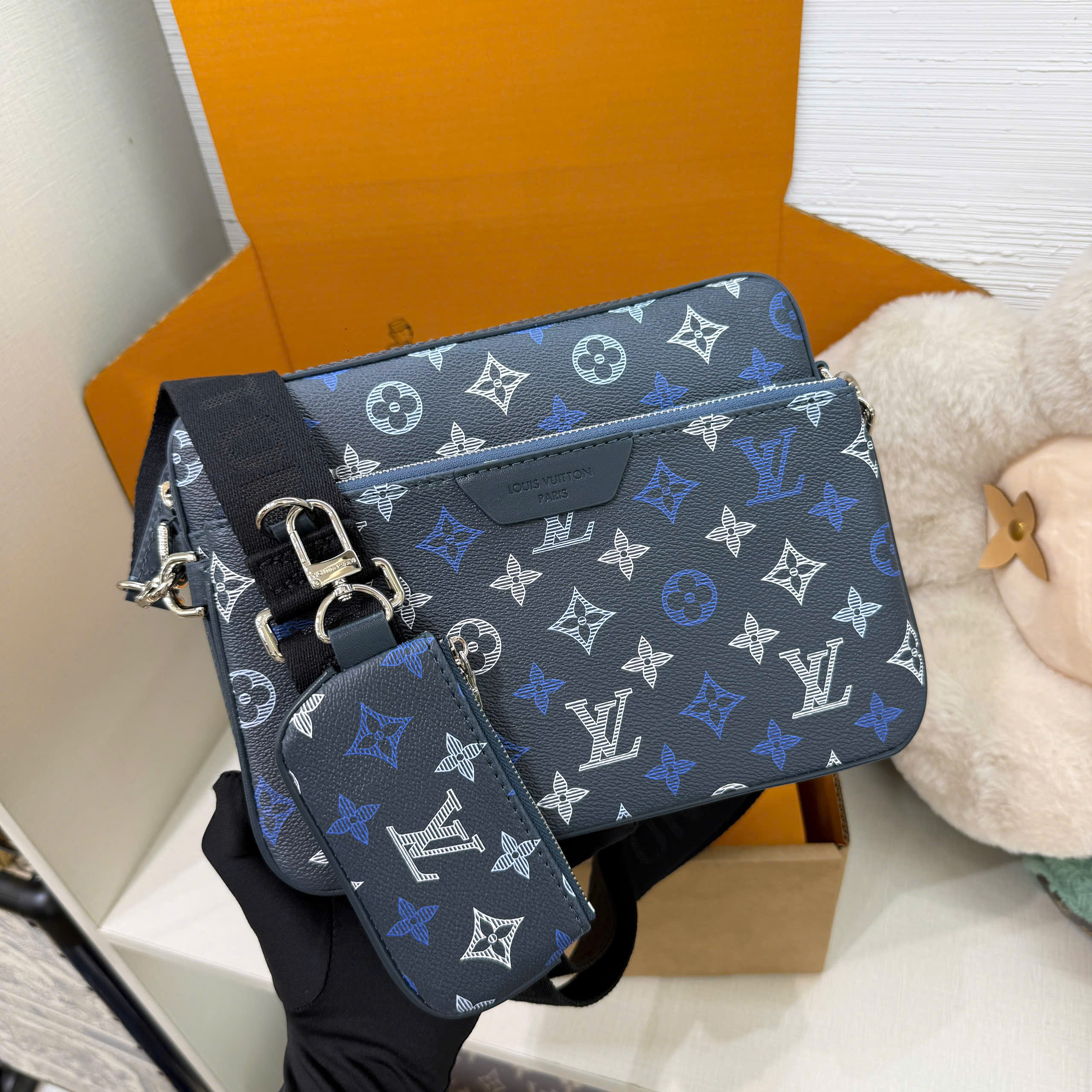 Túi đeo chéo Louis Vuitton LV Trio Messenger monogram Bag Like Auth 25x19x7 VTN