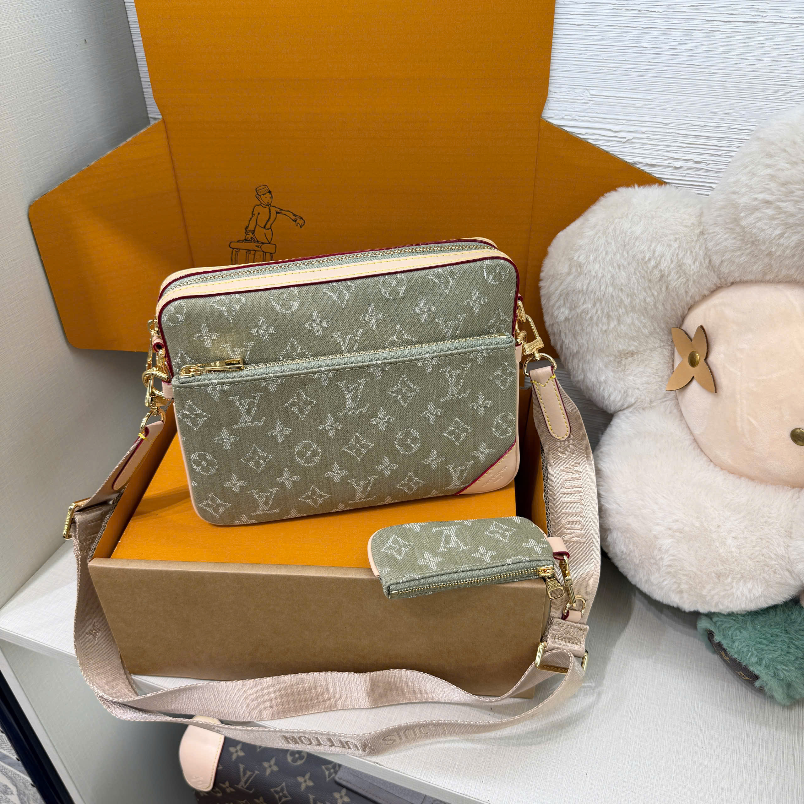 Túi đeo chéo Louis Vuitton LV Trio Messenger monogram Bag Like Auth 25x19x7 VTN
