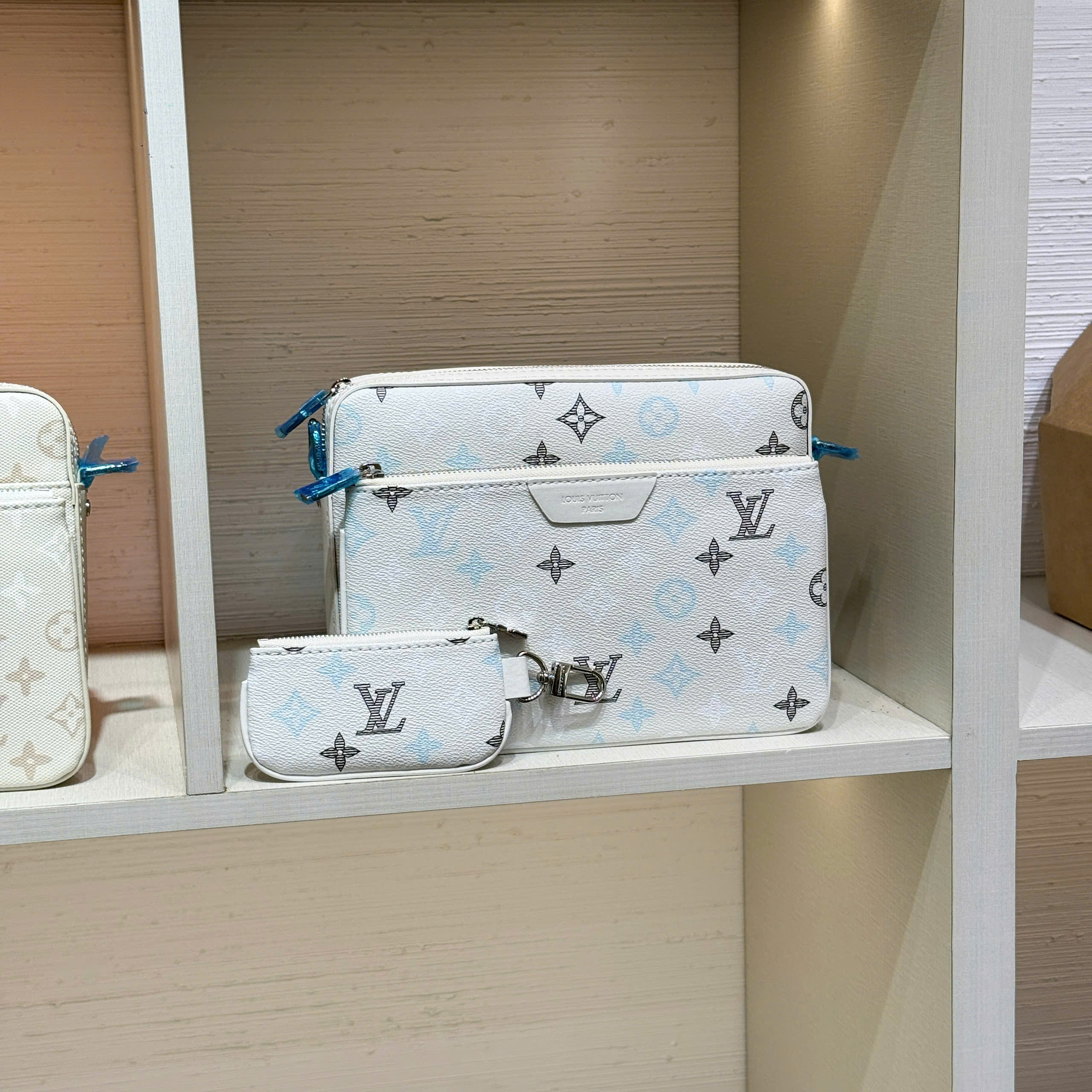 Túi đeo chéo Louis Vuitton LV Trio Messenger monogram Bag Like Auth 25x19x7 VTN