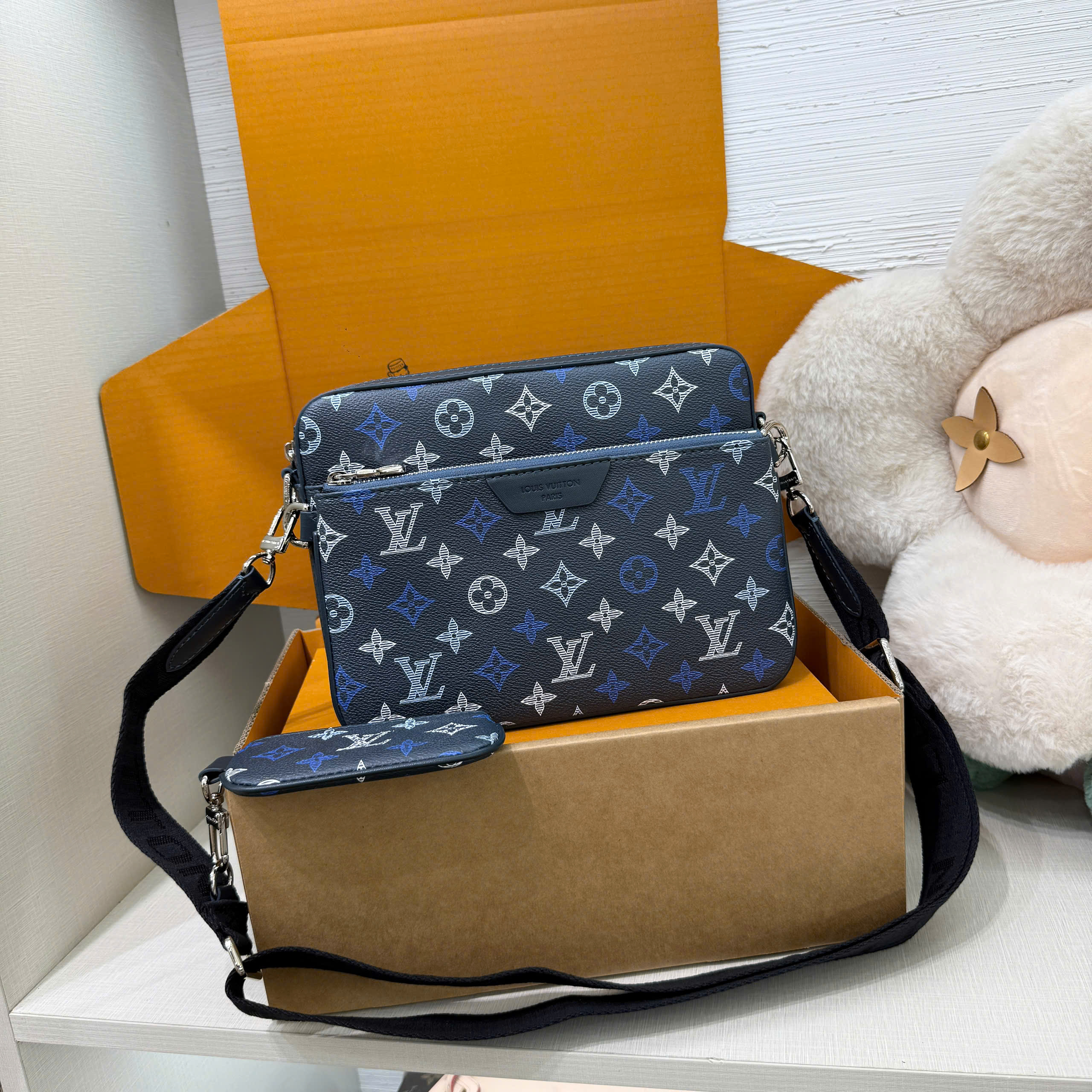 Túi đeo chéo Louis Vuitton LV Trio Messenger monogram Bag Like Auth 25x19x7 VTN