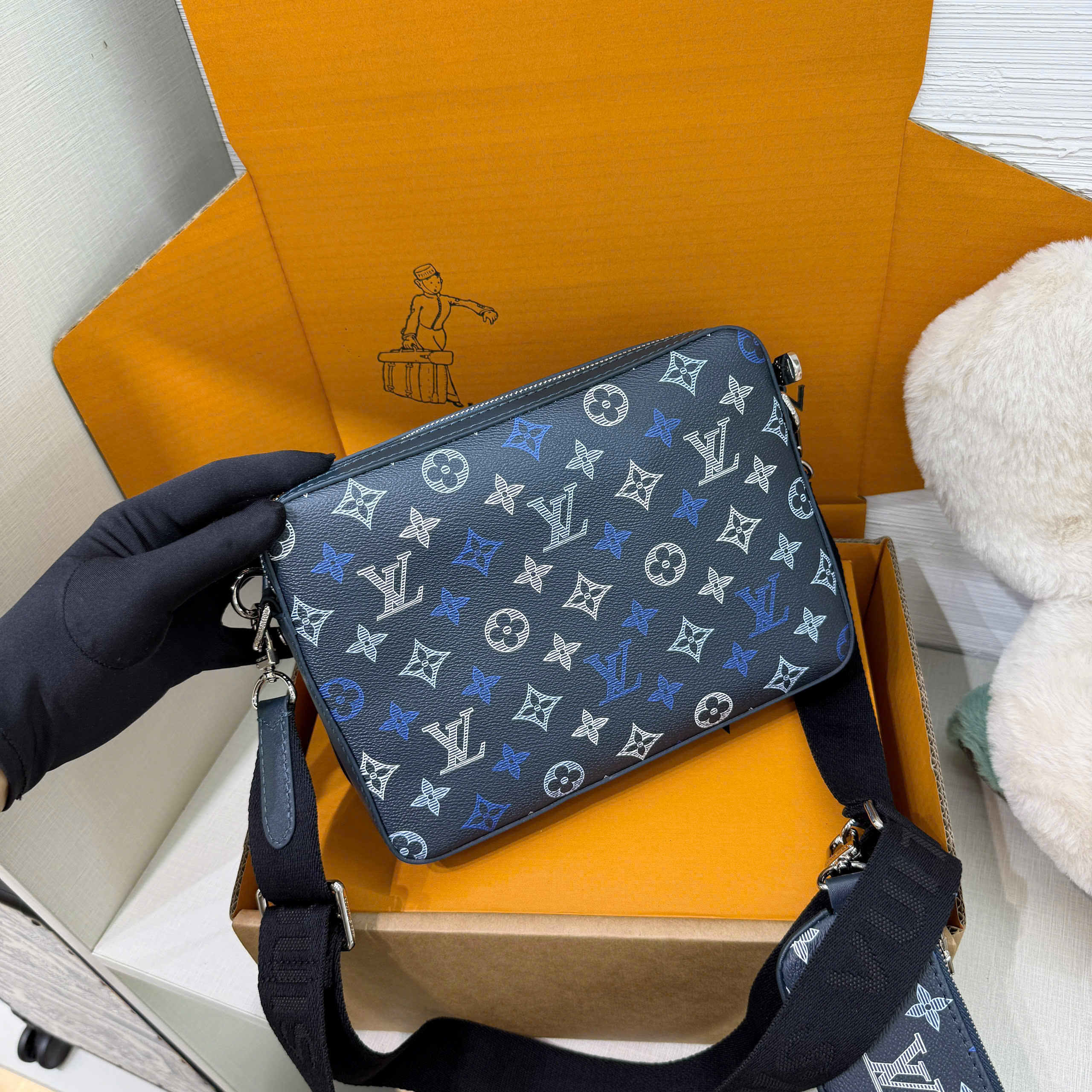 Túi đeo chéo Louis Vuitton LV Trio Messenger monogram Bag Like Auth 25x19x7 VTN