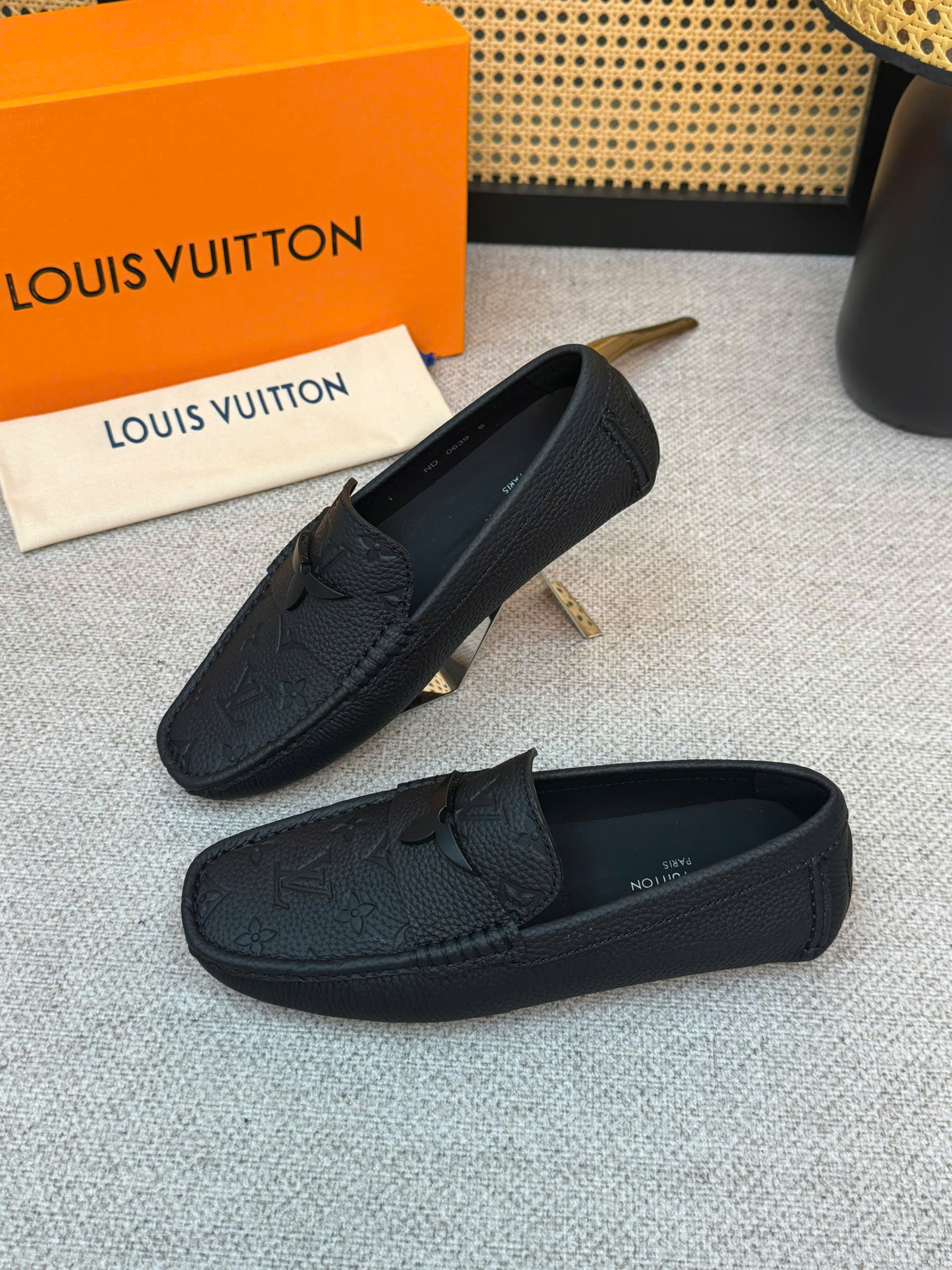 Giày moca Louis Vuitton LV da bê Đen sần monogram vân chìm quai tag nửa hoa Like Auth 38-43 VTN