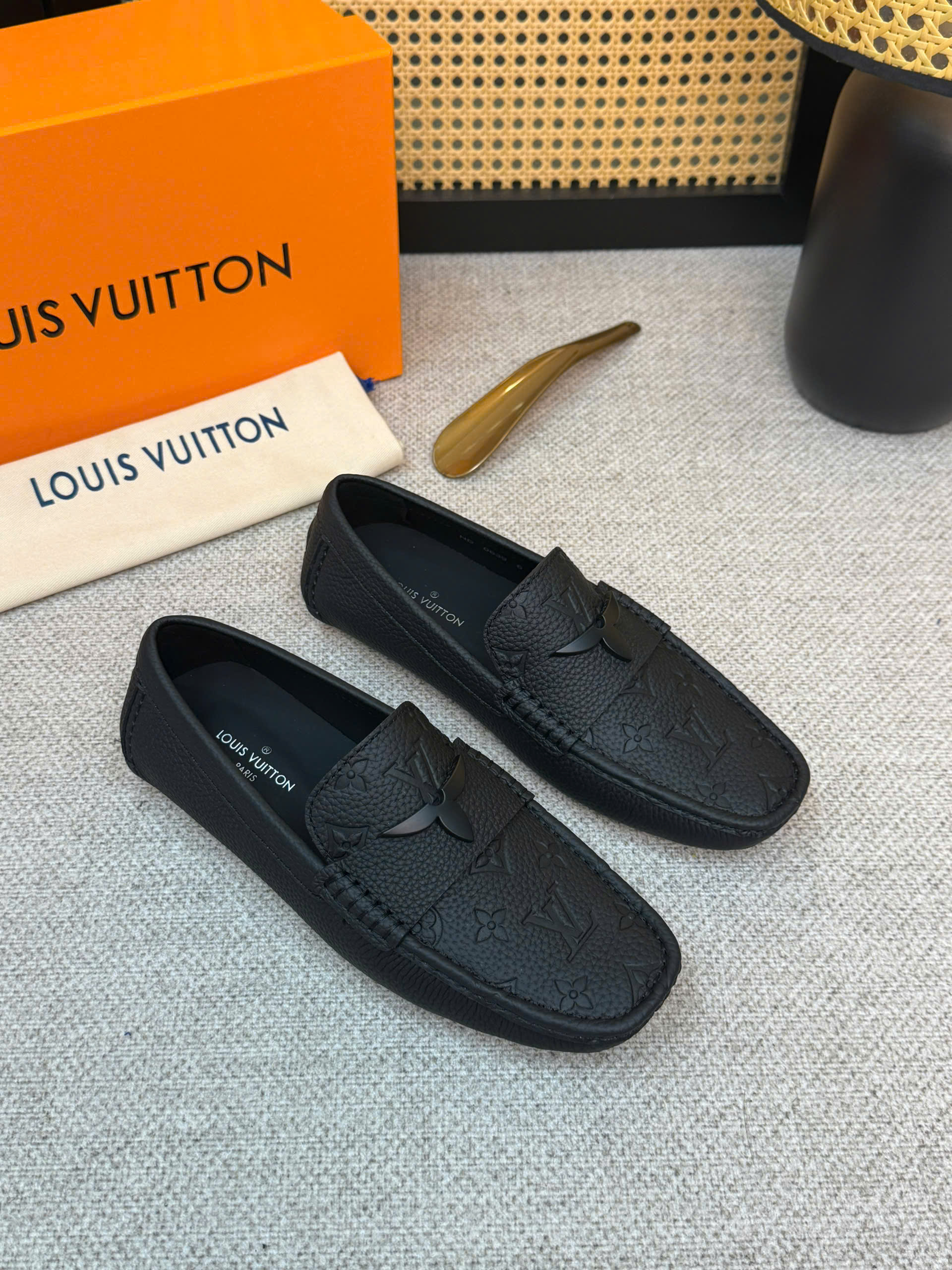 Giày moca Louis Vuitton LV da bê Đen sần monogram vân chìm quai tag nửa hoa Like Auth 38-43 VTN