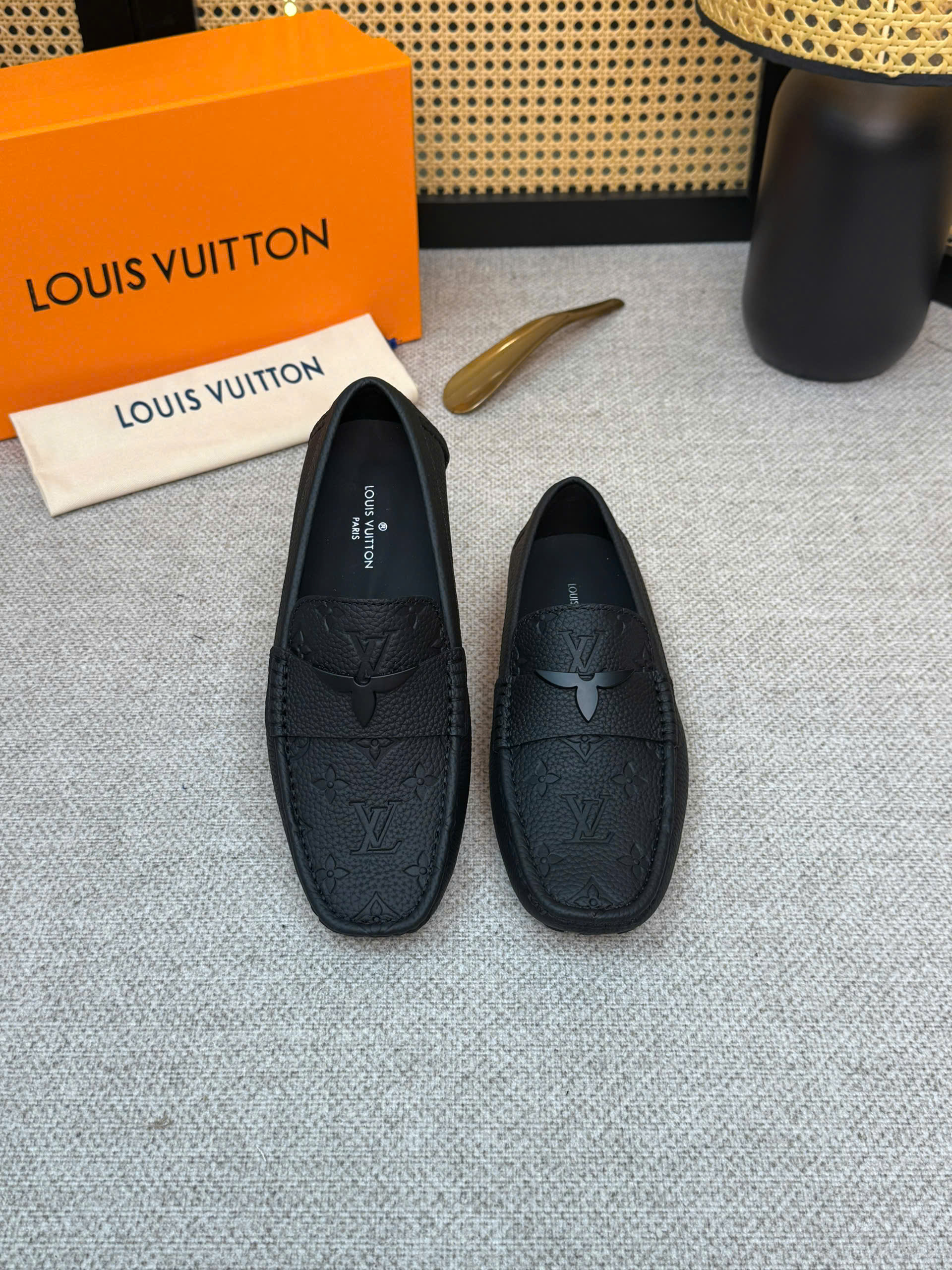 Giày moca Louis Vuitton LV da bê Đen sần monogram vân chìm quai tag nửa hoa Like Auth 38-43 VTN