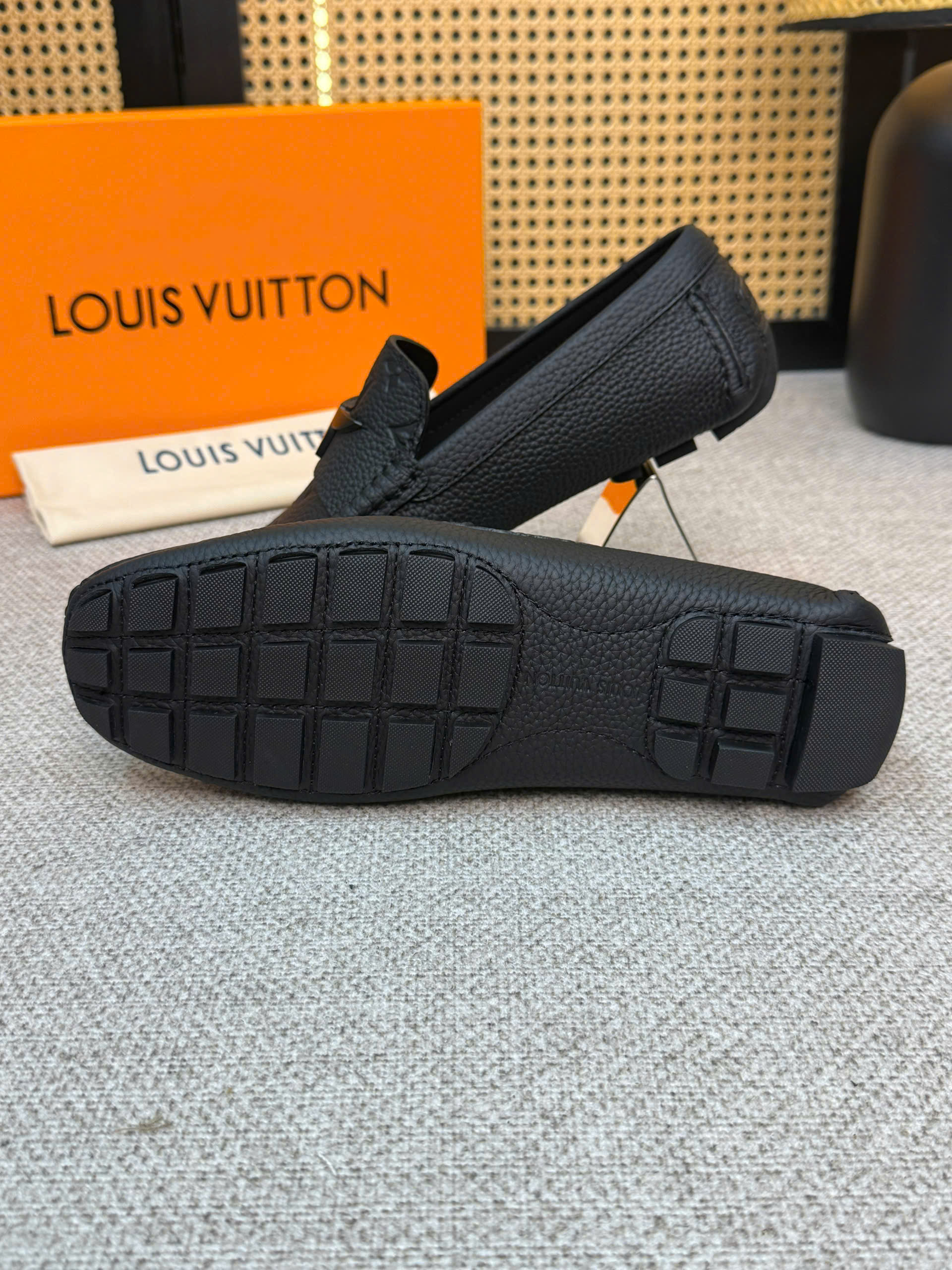 Giày moca Louis Vuitton LV da bê Đen sần monogram vân chìm quai tag nửa hoa Like Auth 38-43 VTN