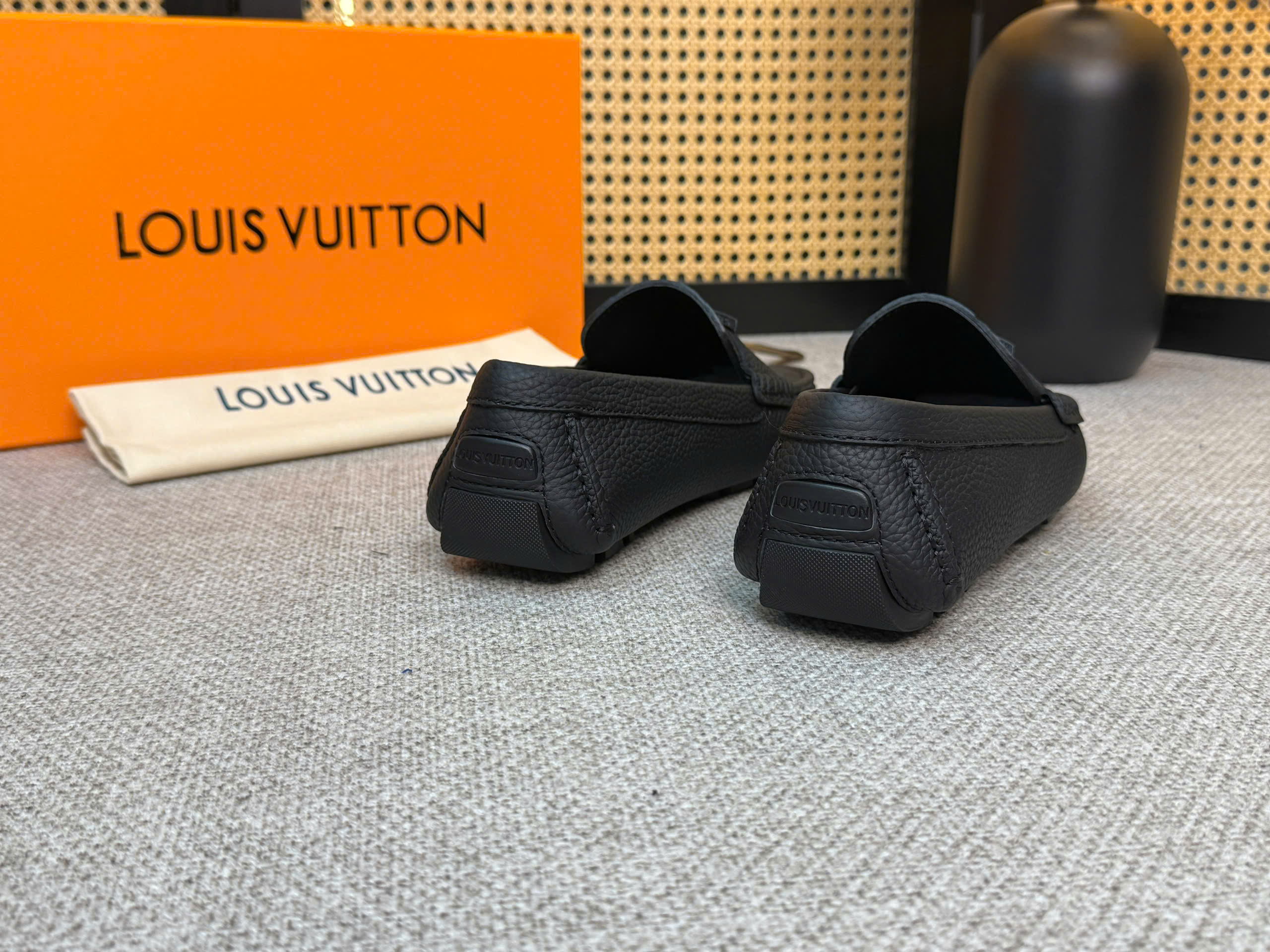 Giày moca Louis Vuitton LV da bê Đen sần monogram vân chìm quai tag nửa hoa Like Auth 38-43 VTN