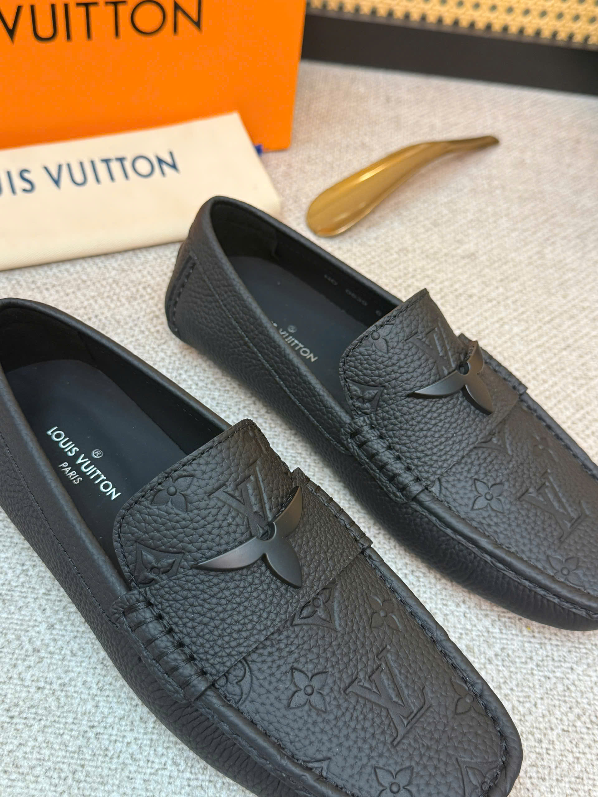 Giày moca Louis Vuitton LV da bê Đen sần monogram vân chìm quai tag nửa hoa Like Auth 38-43 VTN