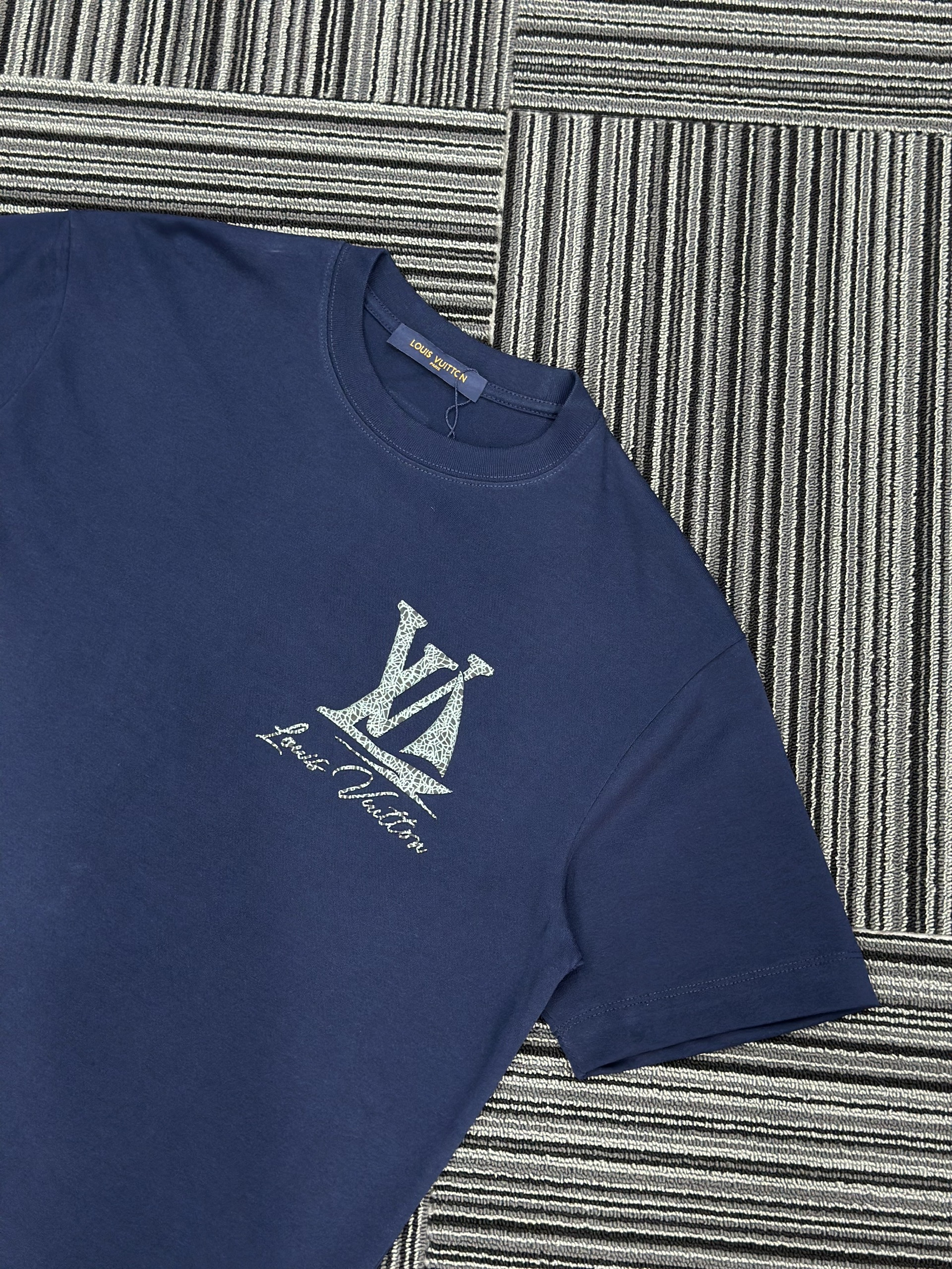 Áo phông T shirt Louis Vuitton LV logo lưng ngực họa tiết ong bướm Like Auth S-XL VTN