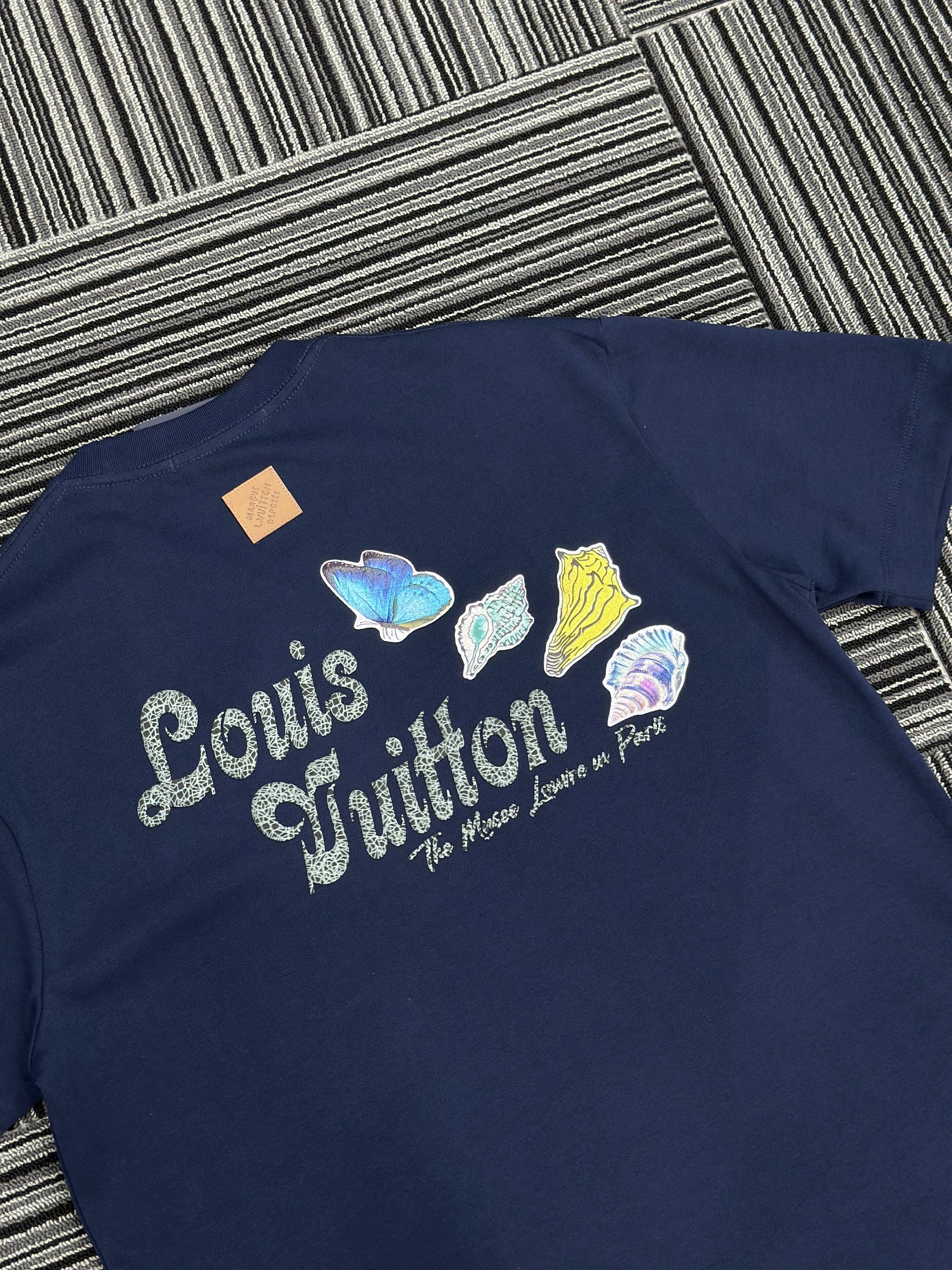 Áo phông T shirt Louis Vuitton LV logo lưng ngực họa tiết ong bướm Like Auth S-XL VTN