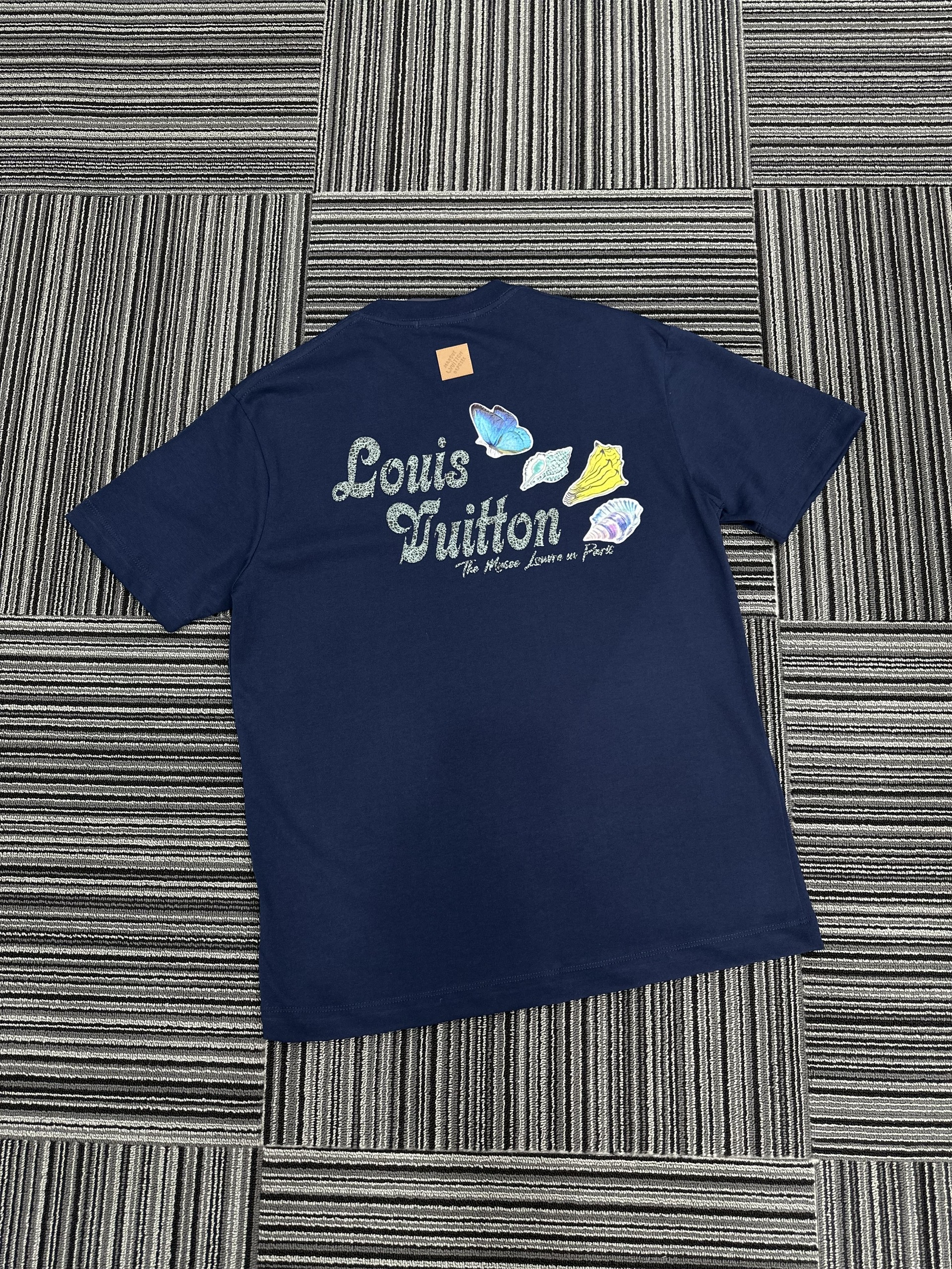 Áo phông T shirt Louis Vuitton LV logo lưng ngực họa tiết ong bướm Like Auth S-XL VTN