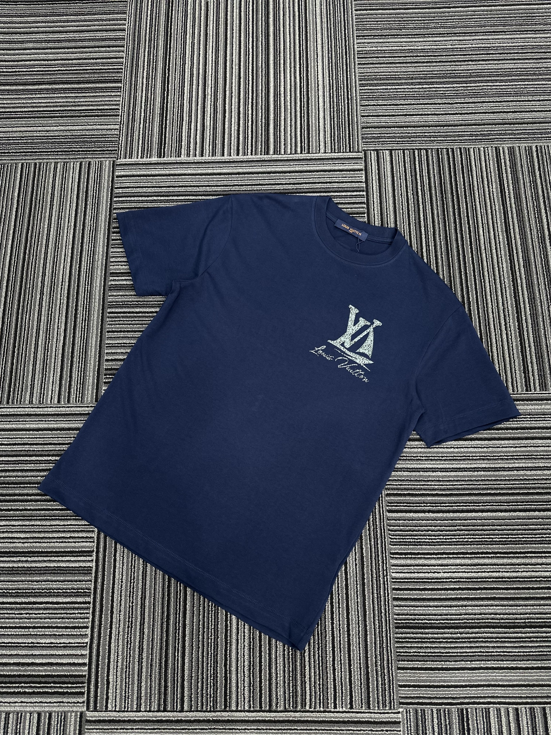 Áo phông T shirt Louis Vuitton LV logo lưng ngực họa tiết ong bướm Like Auth S-XL VTN