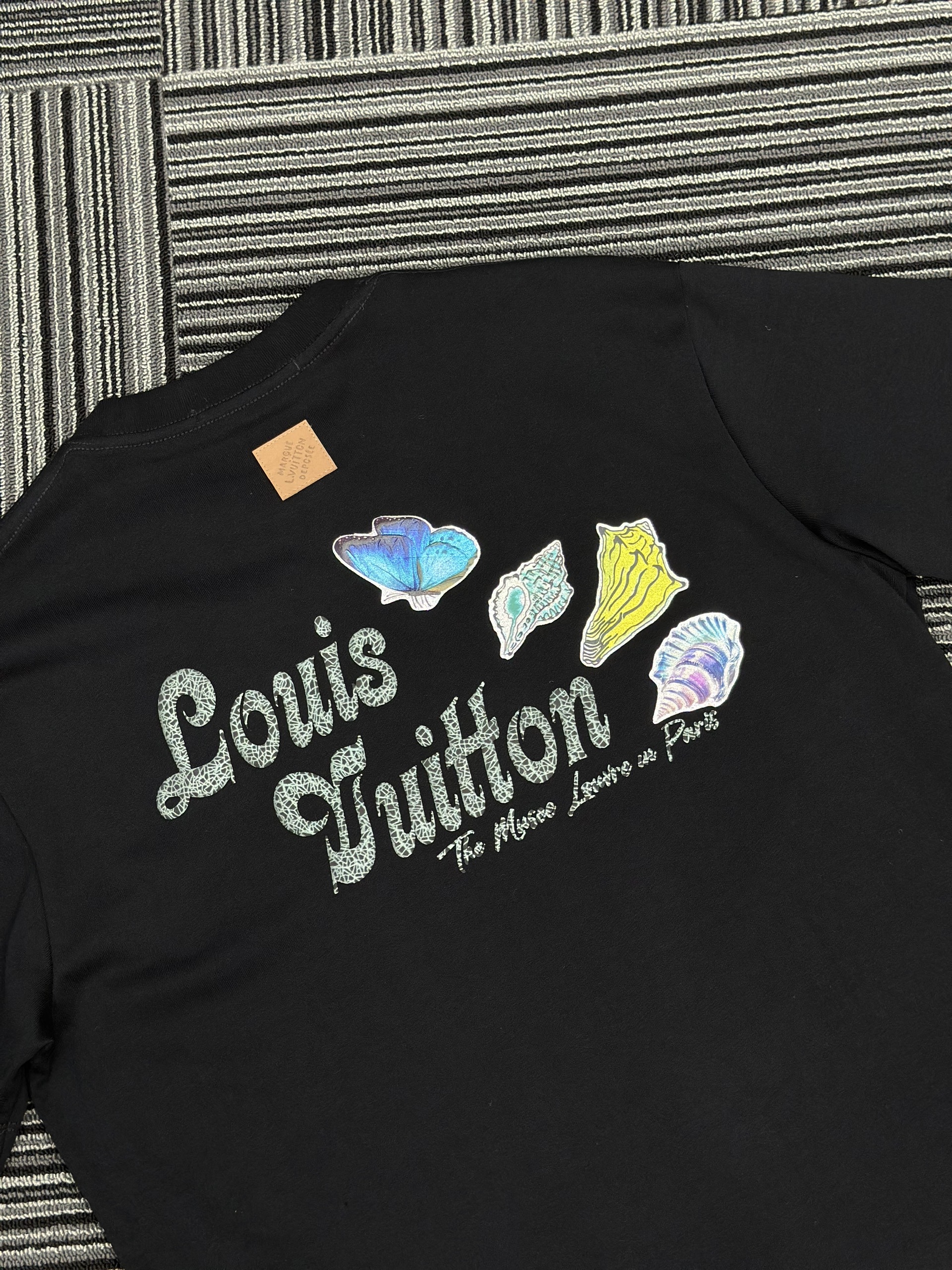 Áo phông T shirt Louis Vuitton LV logo lưng ngực họa tiết ong bướm Like Auth S-XL VTN