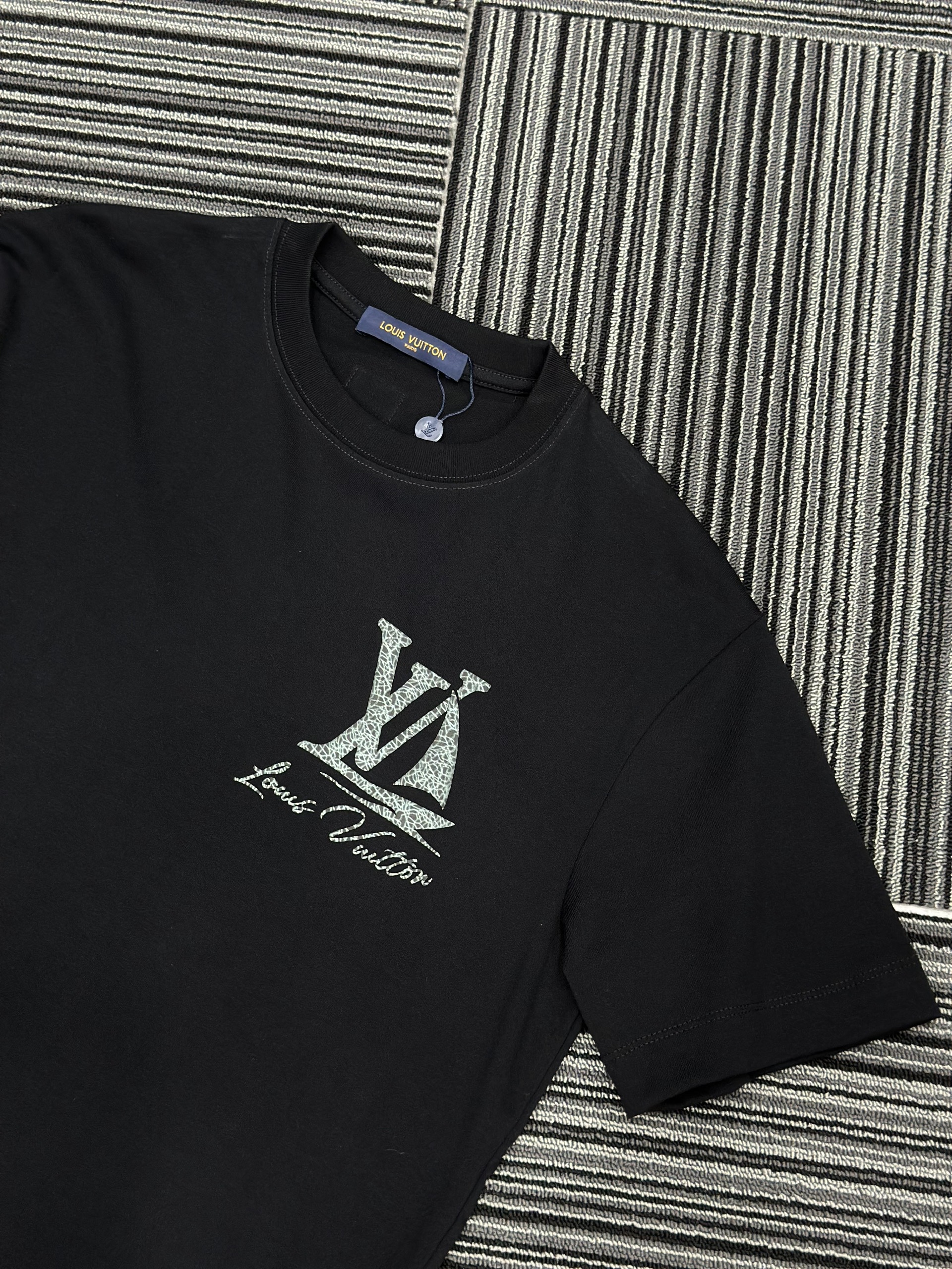 Áo phông T shirt Louis Vuitton LV logo lưng ngực họa tiết ong bướm Like Auth S-XL VTN