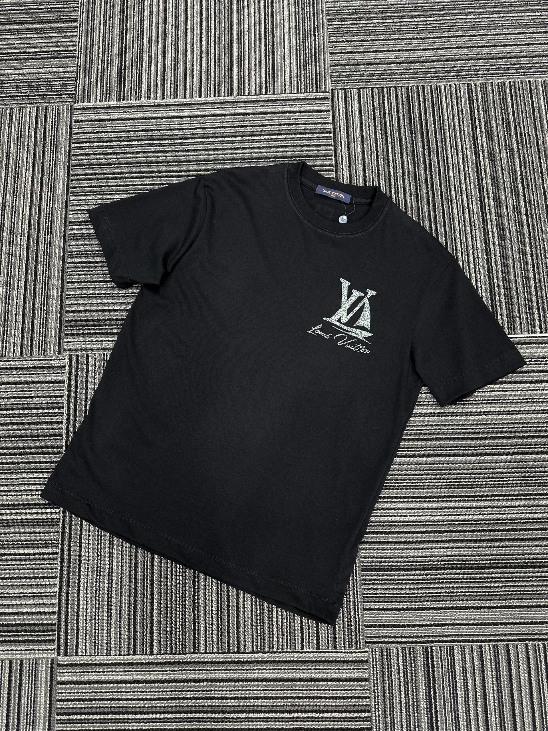 Áo phông T shirt Louis Vuitton LV logo lưng ngực họa tiết ong bướm Like Auth S-XL VTN