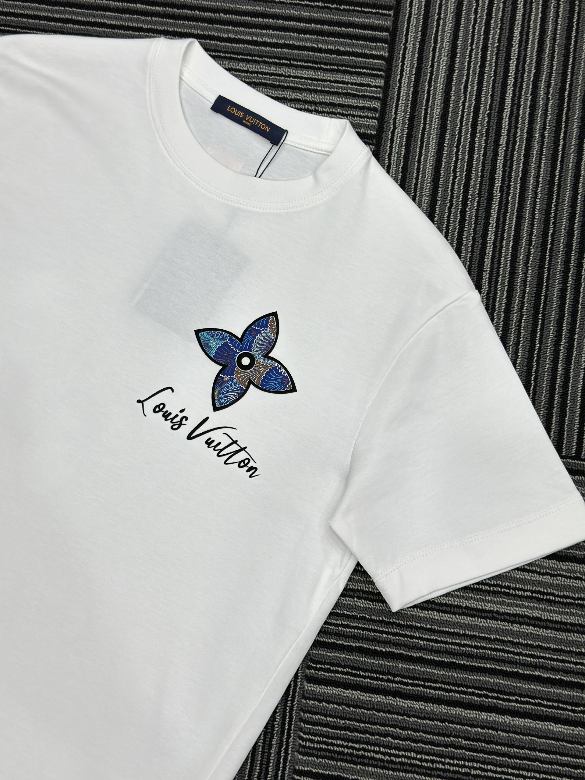 Áo phông T shirt Louis Vuitton LV logo thêu hoa lưng ngực Like Auth S-XL VTN