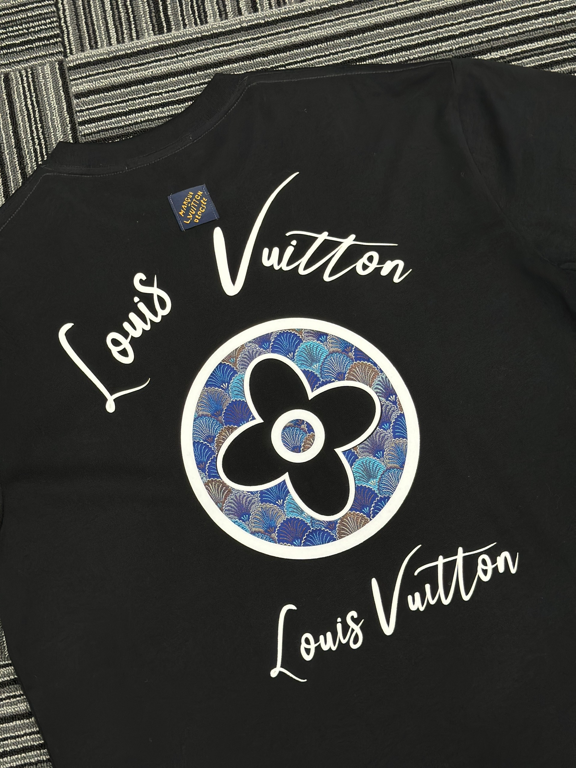 Áo phông T shirt Louis Vuitton LV logo thêu hoa lưng ngực Like Auth S-XL VTN