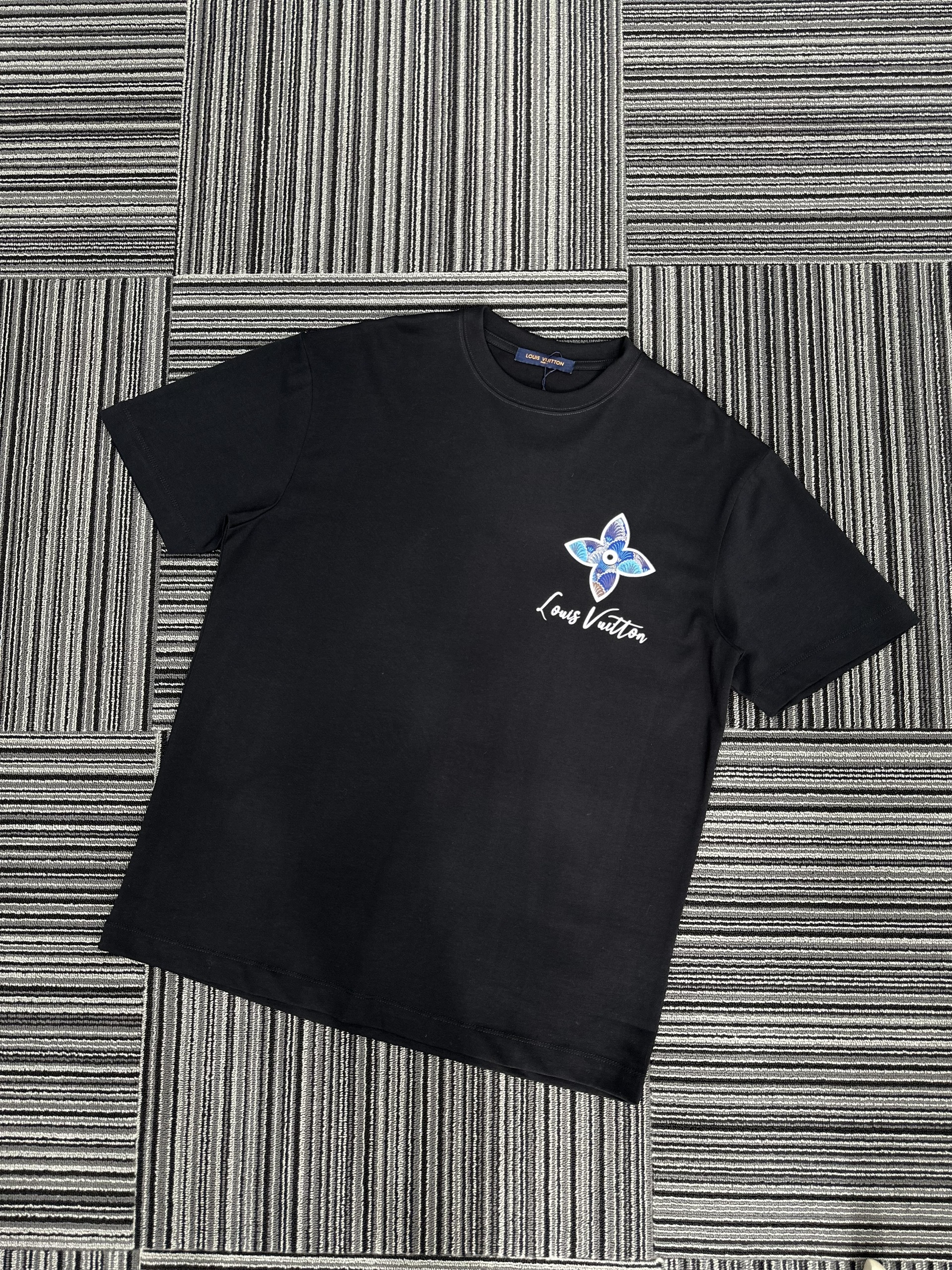 Áo phông T shirt Louis Vuitton LV logo thêu hoa lưng ngực Like Auth S-XL VTN