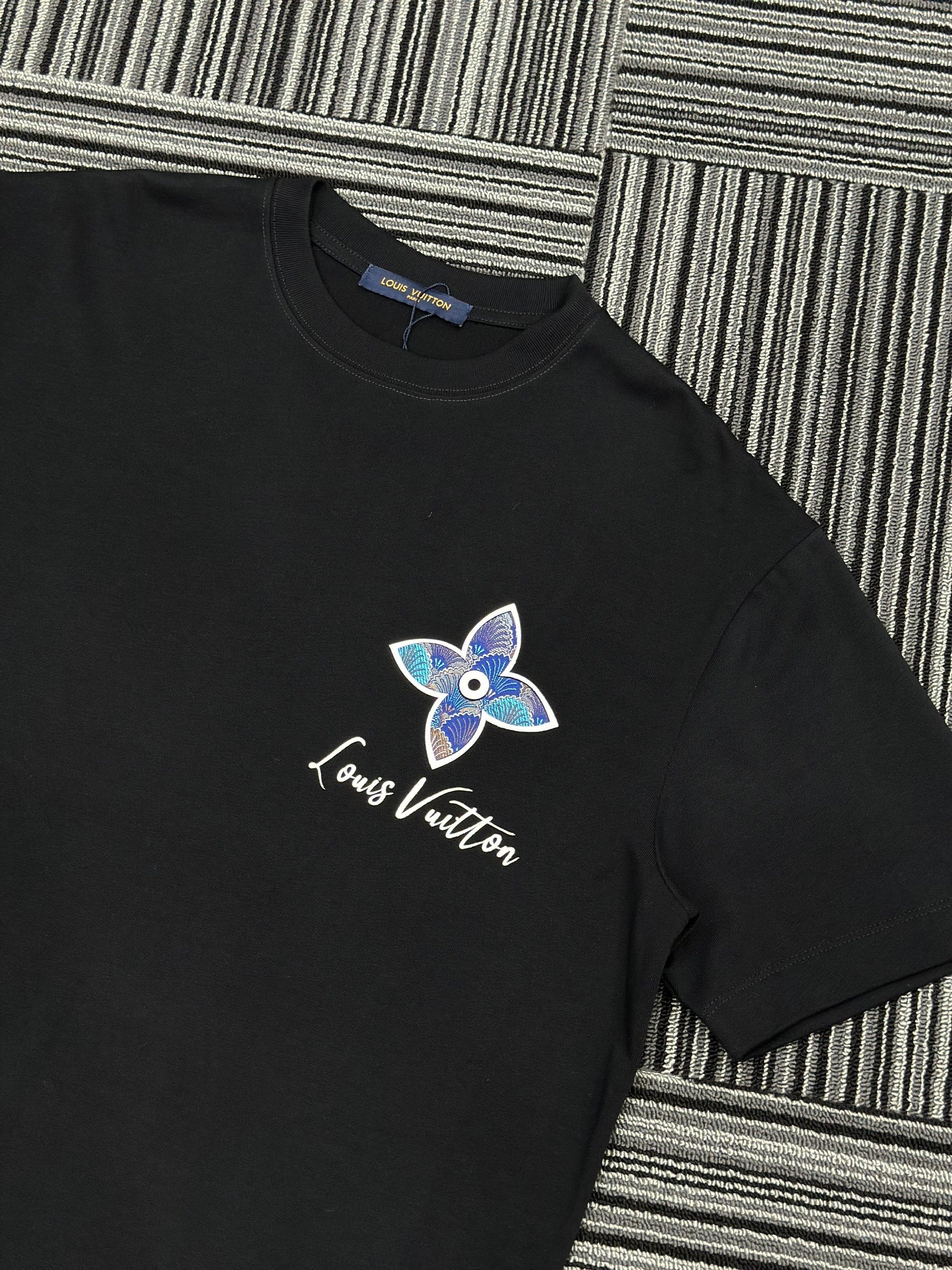 Áo phông T shirt Louis Vuitton LV logo thêu hoa lưng ngực Like Auth S-XL VTN