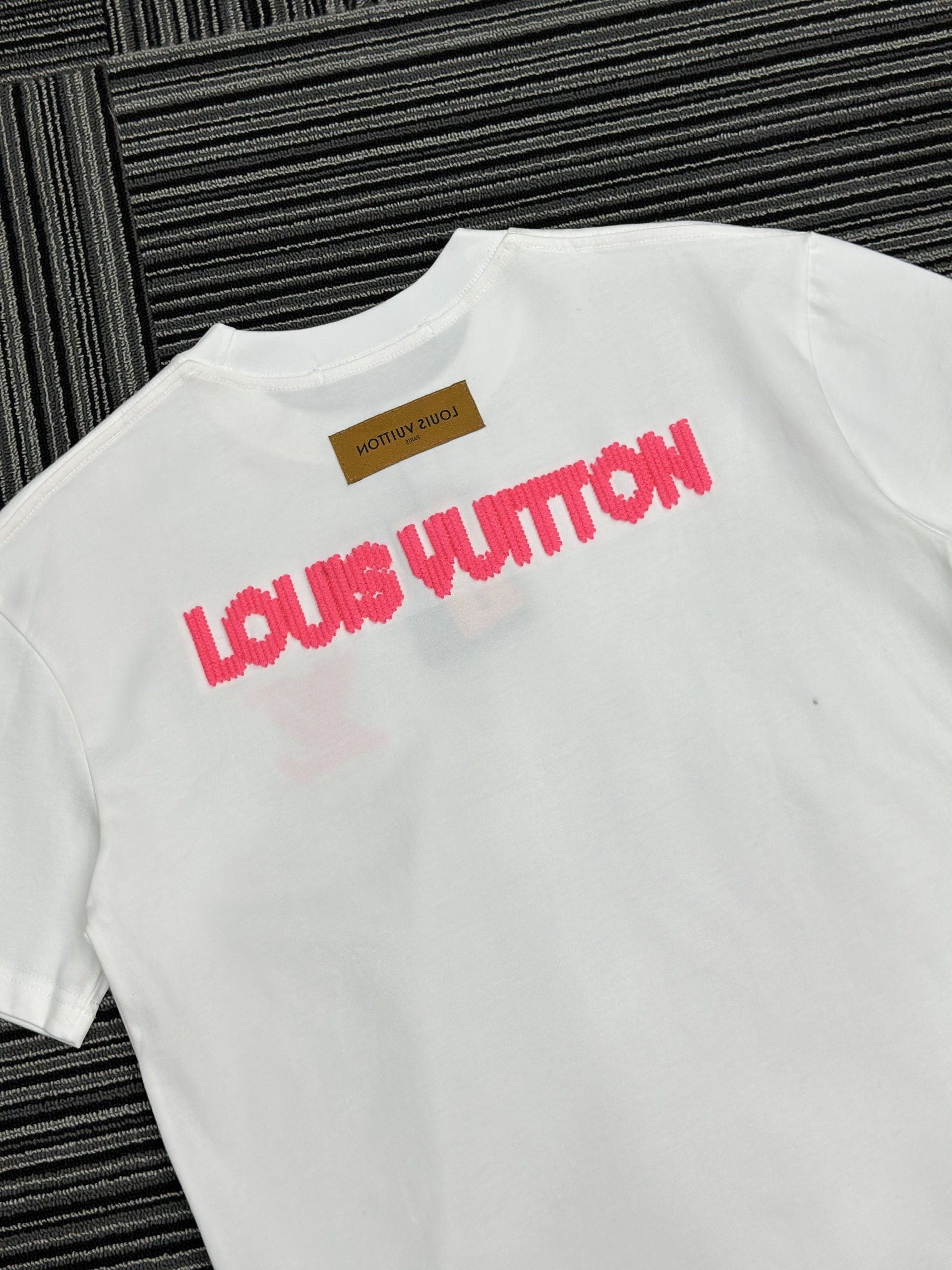 Áo phông T shirt Louis Vuitton LV logo thêu lưng ngực Like Auth S-XL VTN