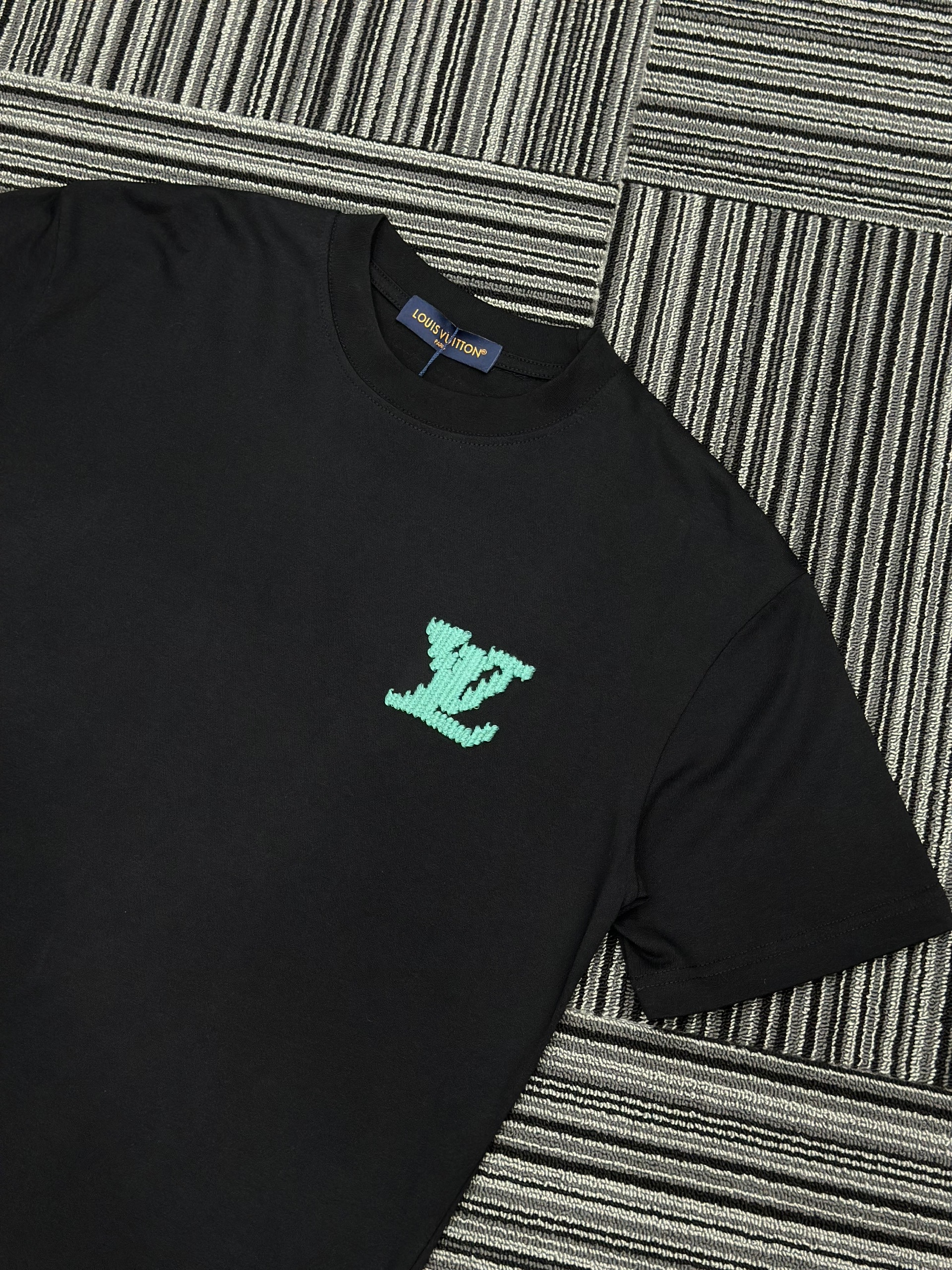 Áo phông T shirt Louis Vuitton LV logo thêu lưng ngực Like Auth S-XL VTN
