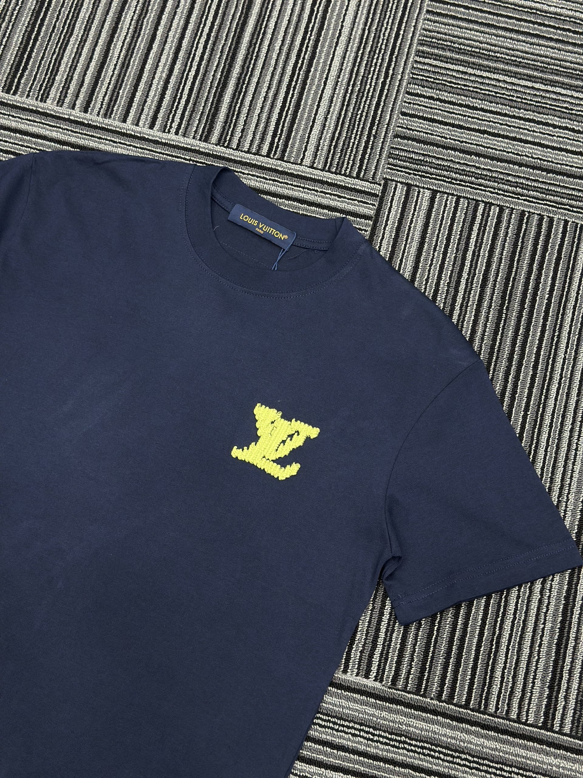 Áo phông T shirt Louis Vuitton LV logo thêu lưng ngực Like Auth S-XL VTN