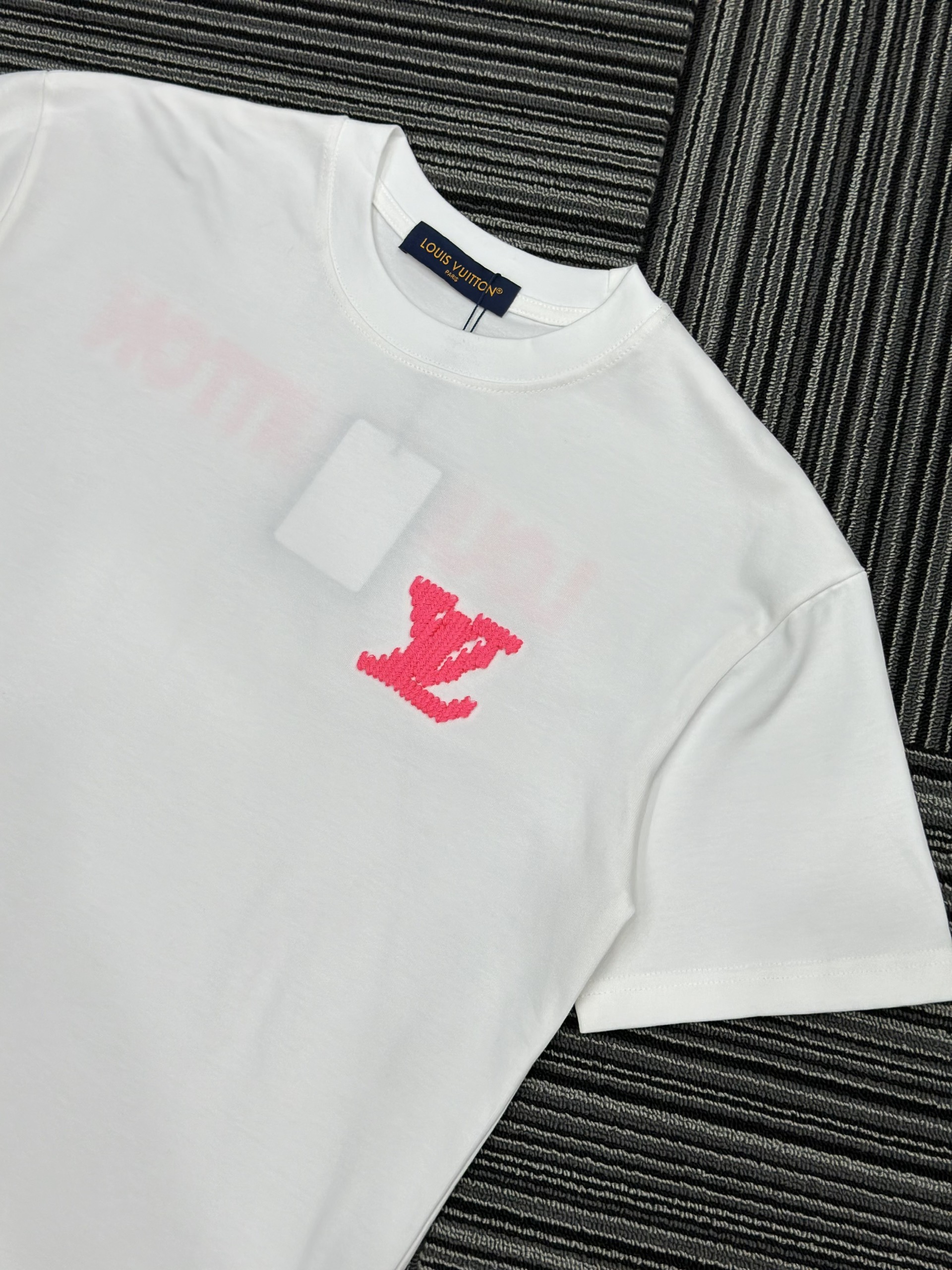 Áo phông T shirt Louis Vuitton LV logo thêu lưng ngực Like Auth S-XL VTN