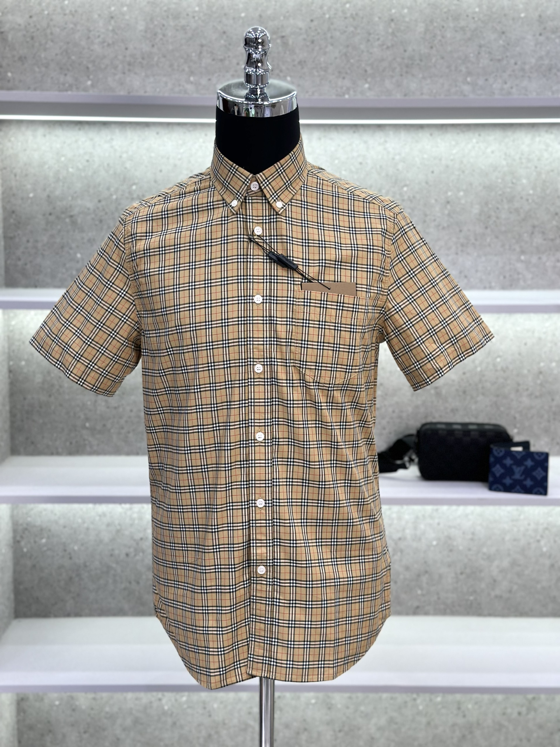 Áo sơ mi cộc tay Burberry BBR Nâu kẻ sọc nhỏ basic túi ngực phối khuy cổ Like Auth on web VTN
