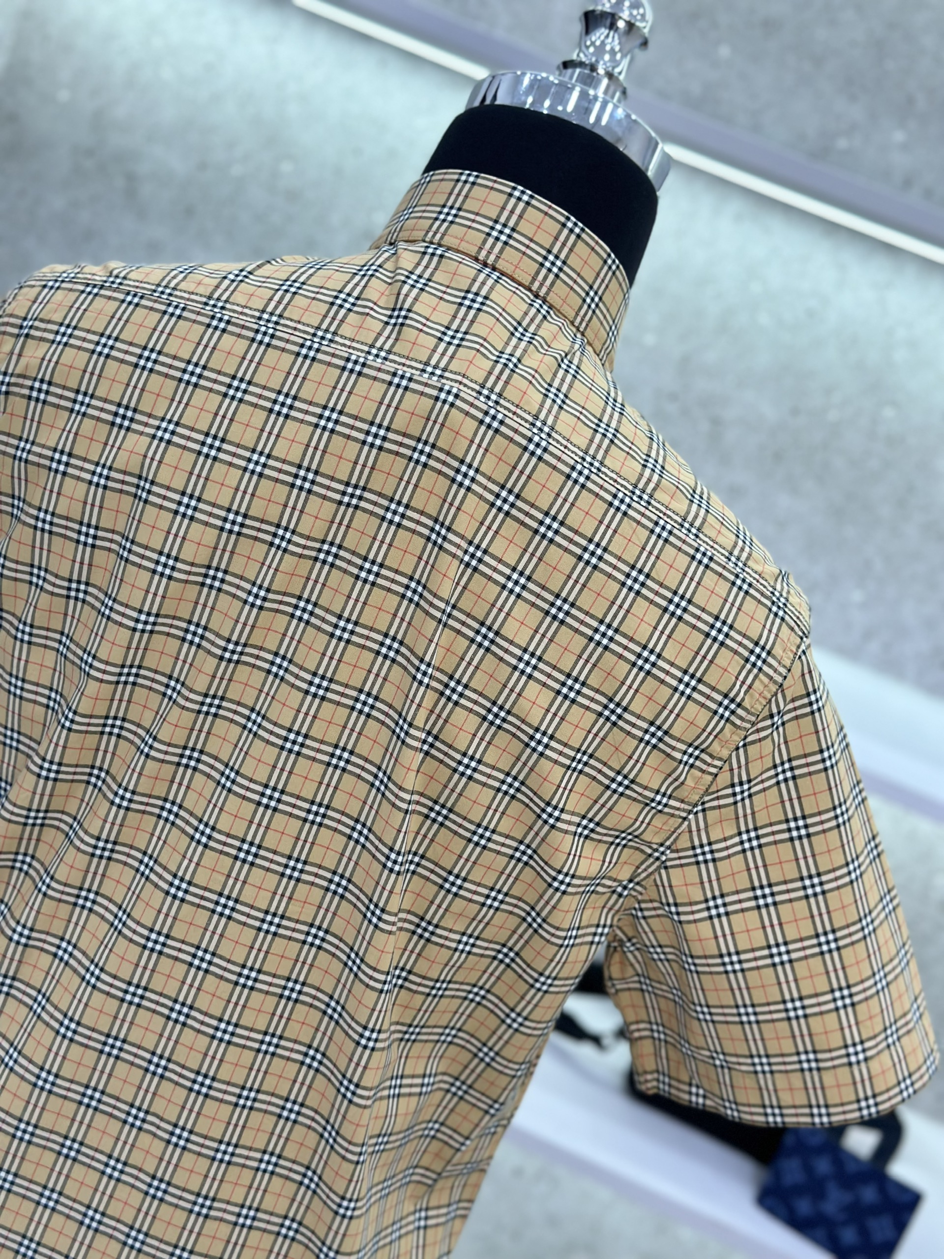 Áo sơ mi cộc tay Burberry BBR Nâu kẻ sọc nhỏ basic túi ngực phối khuy cổ Like Auth on web VTN