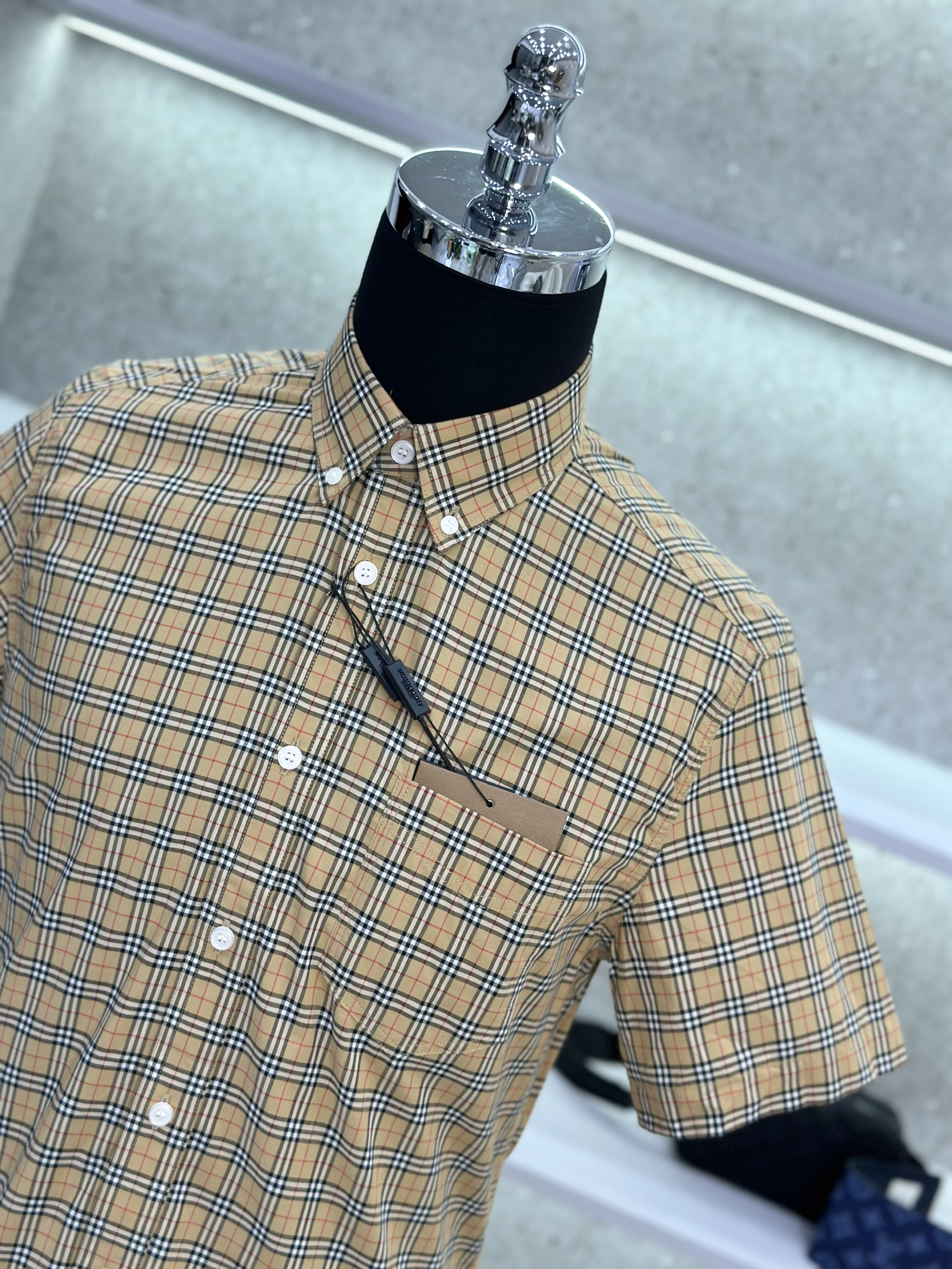 Áo sơ mi cộc tay Burberry BBR Nâu kẻ sọc nhỏ basic túi ngực phối khuy cổ Like Auth on web VTN