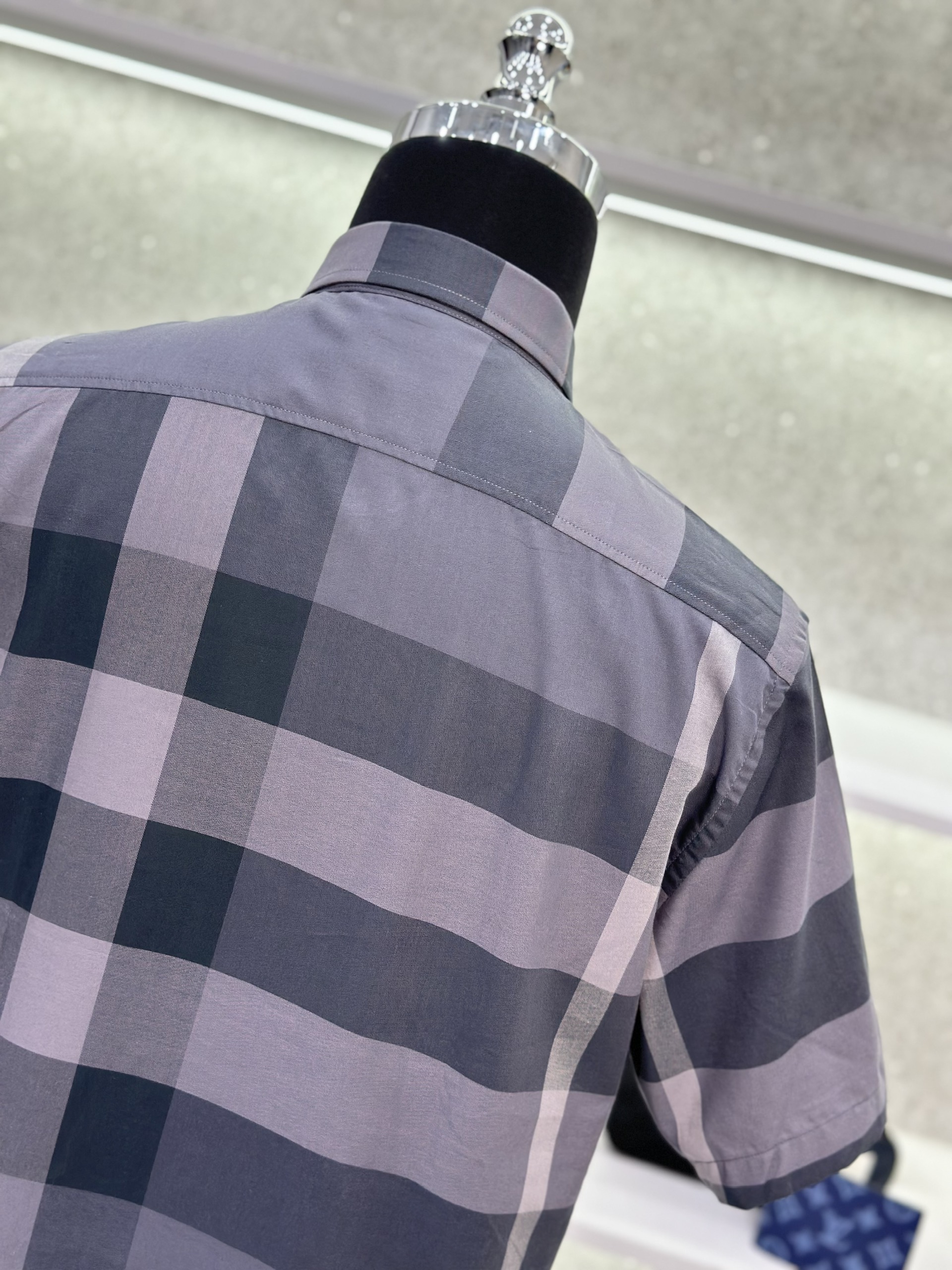 Áo sơ mi cộc tay Burberry BBR Xám kẻ sọc to basic túi ngực phối khuy cổ Like Auth on web VTN