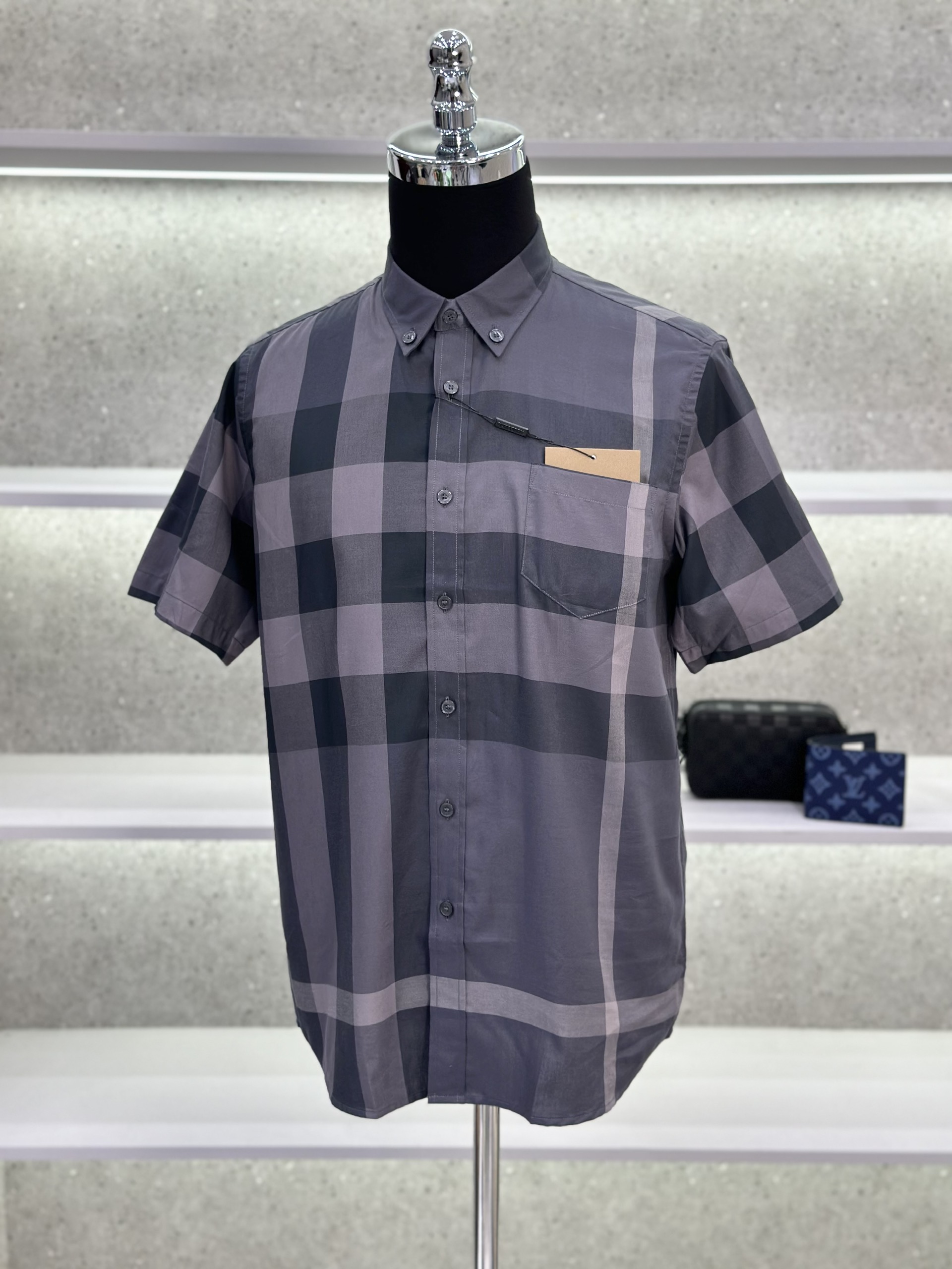 Áo sơ mi cộc tay Burberry BBR Xám kẻ sọc to basic túi ngực phối khuy cổ Like Auth on web VTN